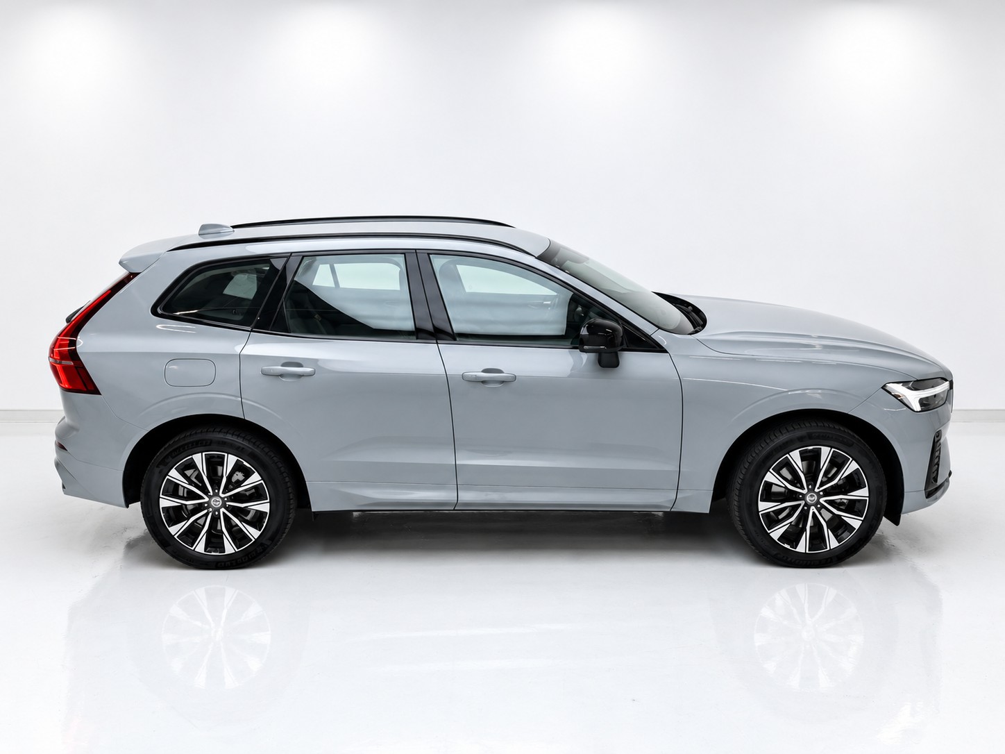 VOLVO XC60 B4 Diesel Mild Hybrid AWD Plus Dark Geartronic-image-8