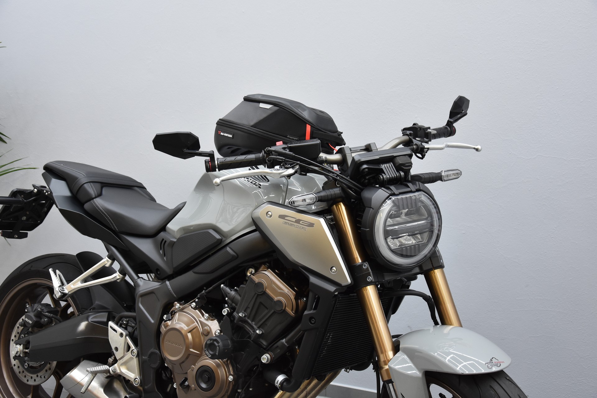 HONDA CB 650 R-showroom-element-1