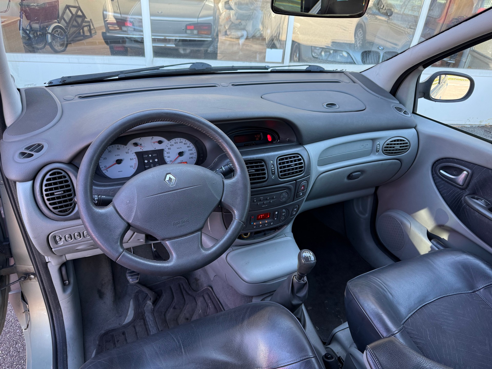RENAULT Scénic 2.0 16V Dynamique-image-8