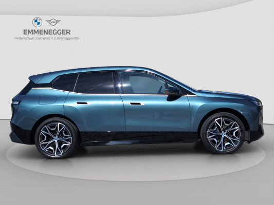 BMW iX xDrive40-image-4