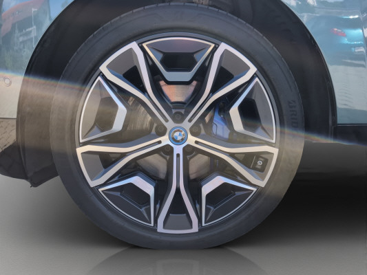 BMW iX xDrive40-image-12