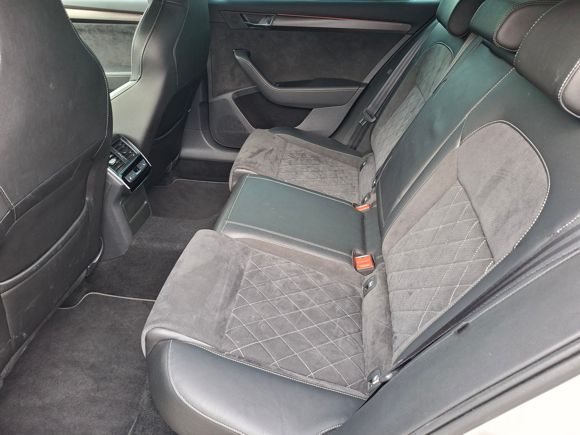 SKODA Superb Combi 2.0 TSI SportLine 4x4 DSG-image-9