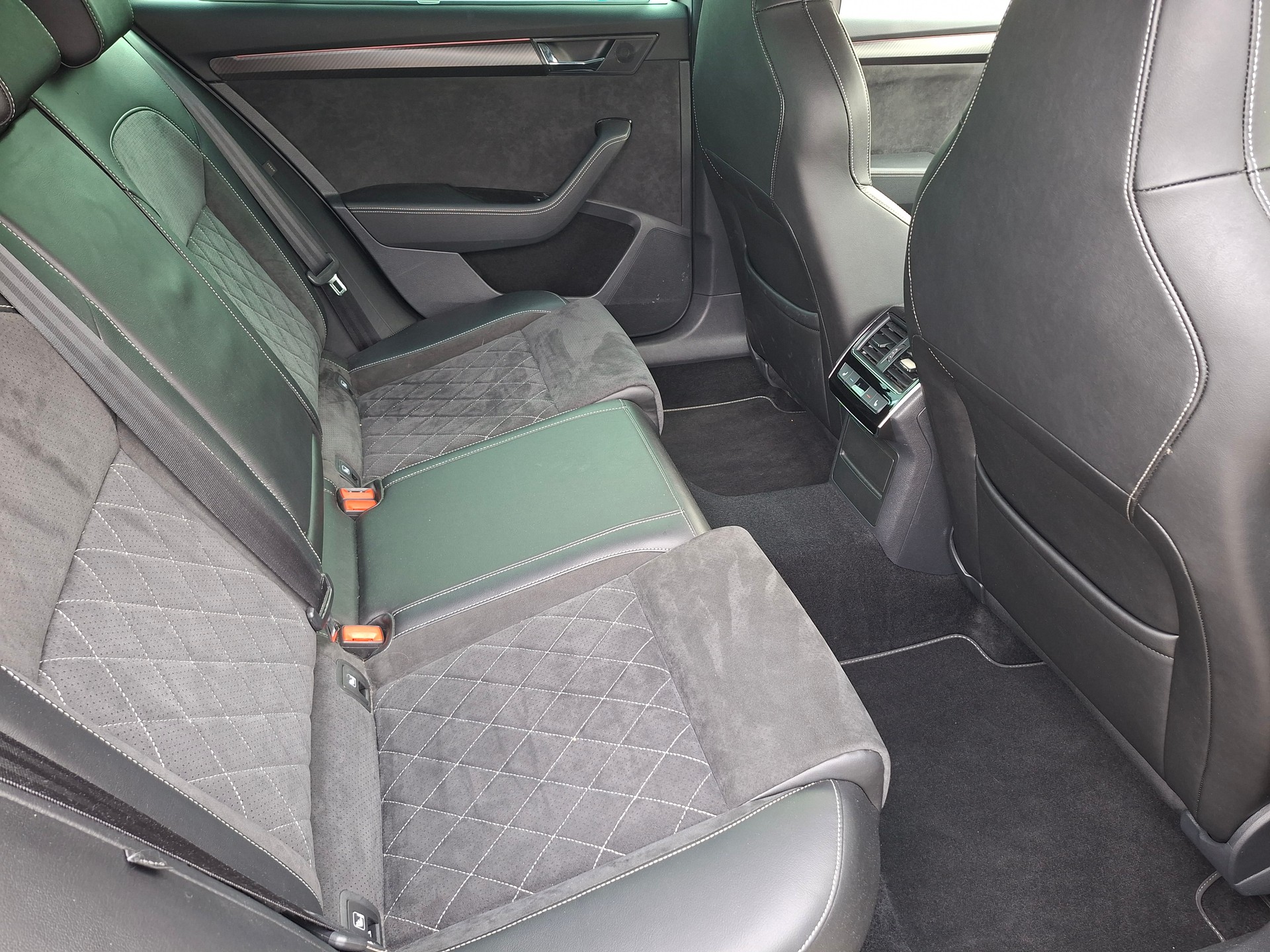SKODA Superb Combi 2.0 TSI SportLine 4x4 DSG-image-10