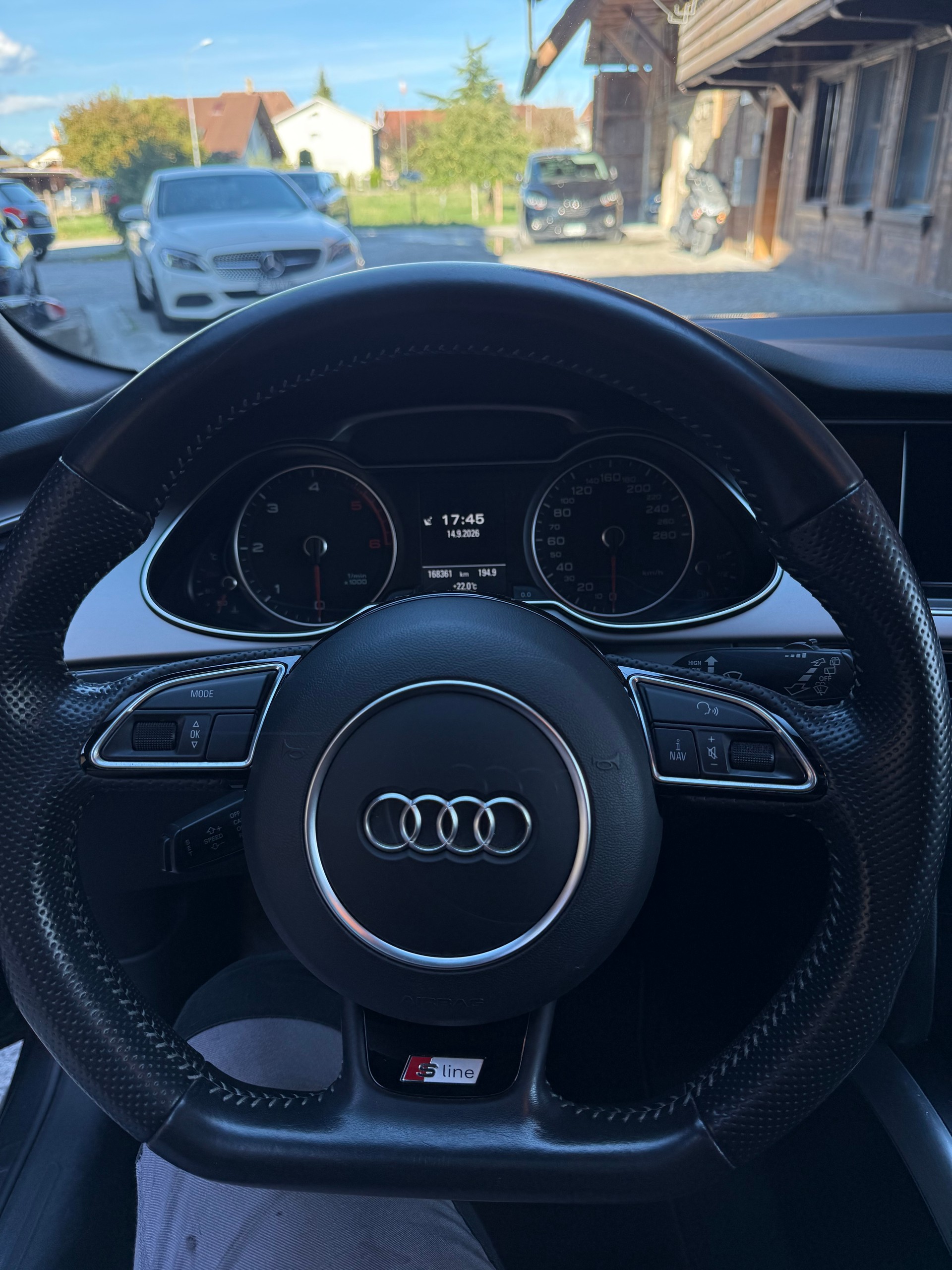 AUDI A4 Avant 2.0 TDI quattro S-tronic-image-13