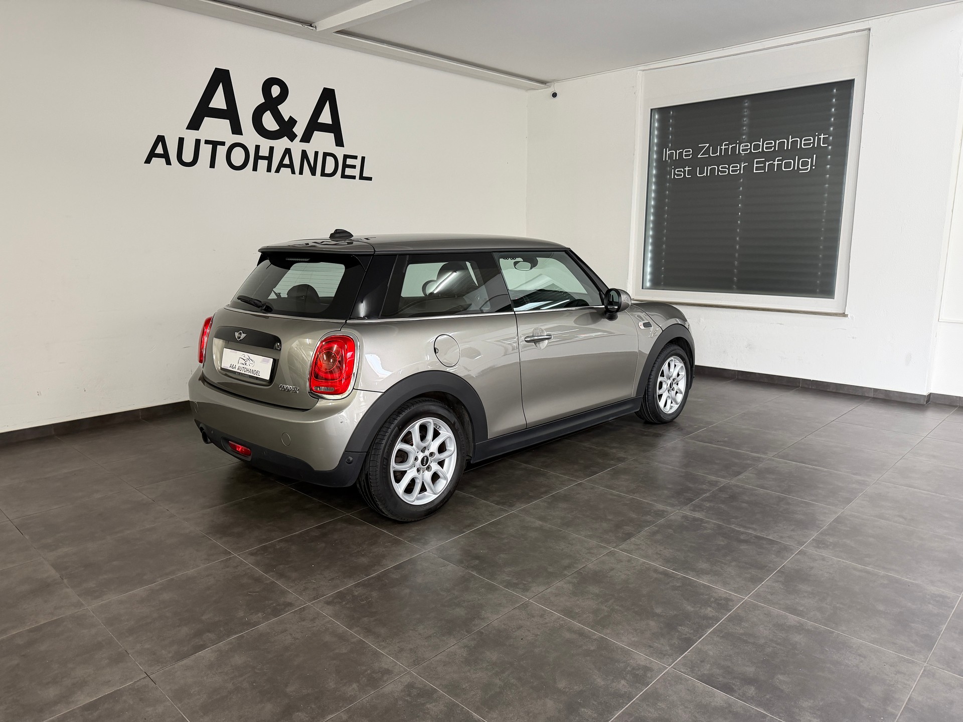MINI Cooper Hyde Park Steptronic-image-3