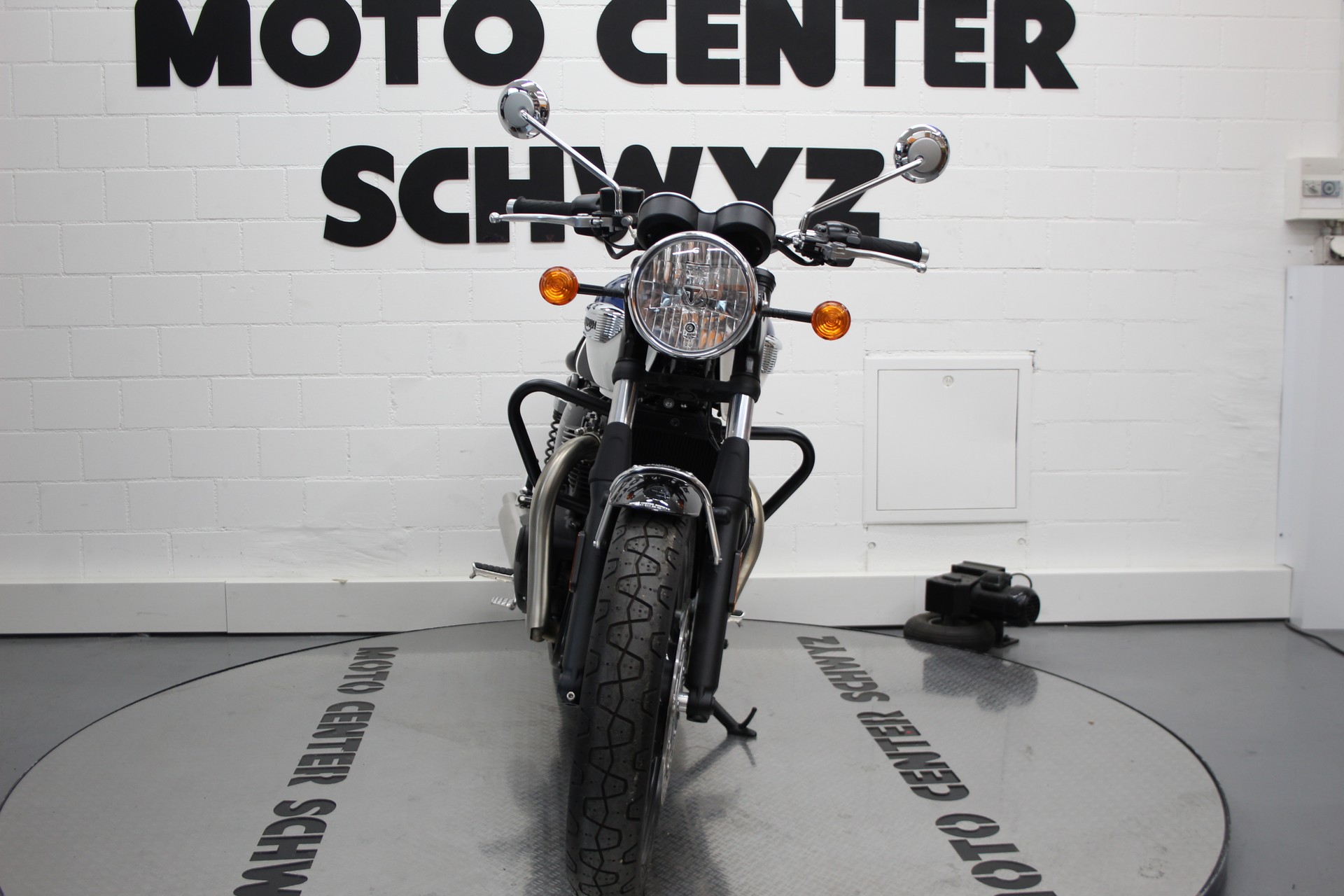 TRIUMPH Bonneville 900 T100-showroom-element-2