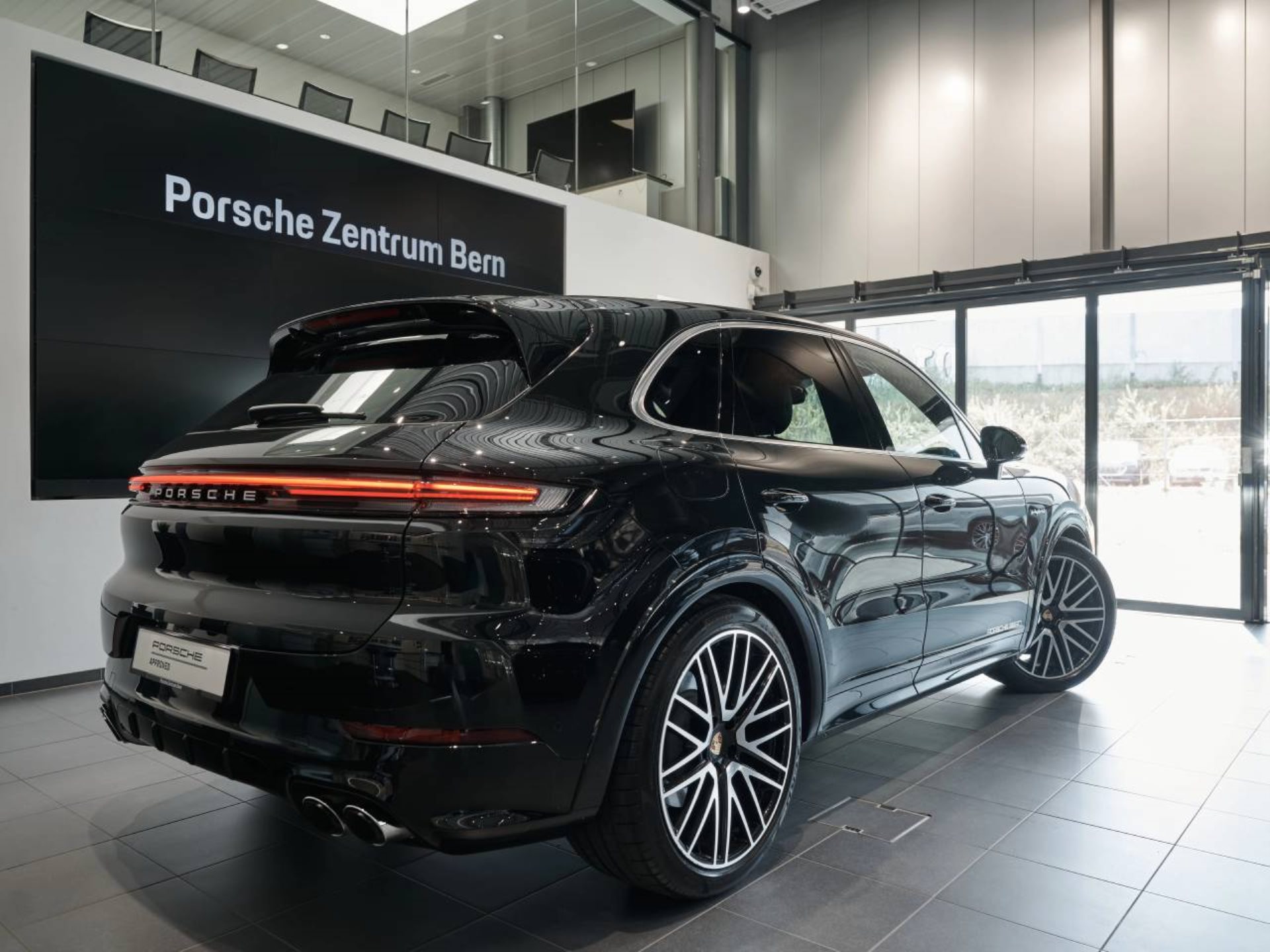 PORSCHE Cayenne E-Hybrid-image-2
