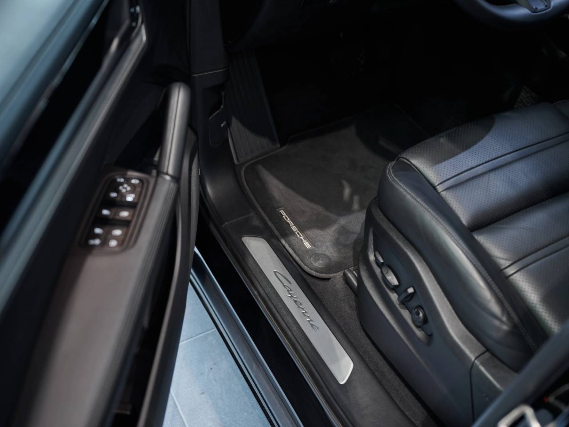 PORSCHE Cayenne E-Hybrid-image-18