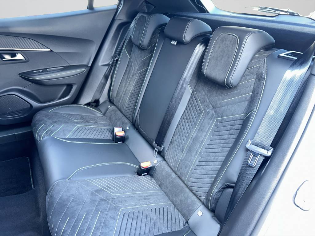 PEUGEOT 2008 1.2 145 MHEV GT-image-8