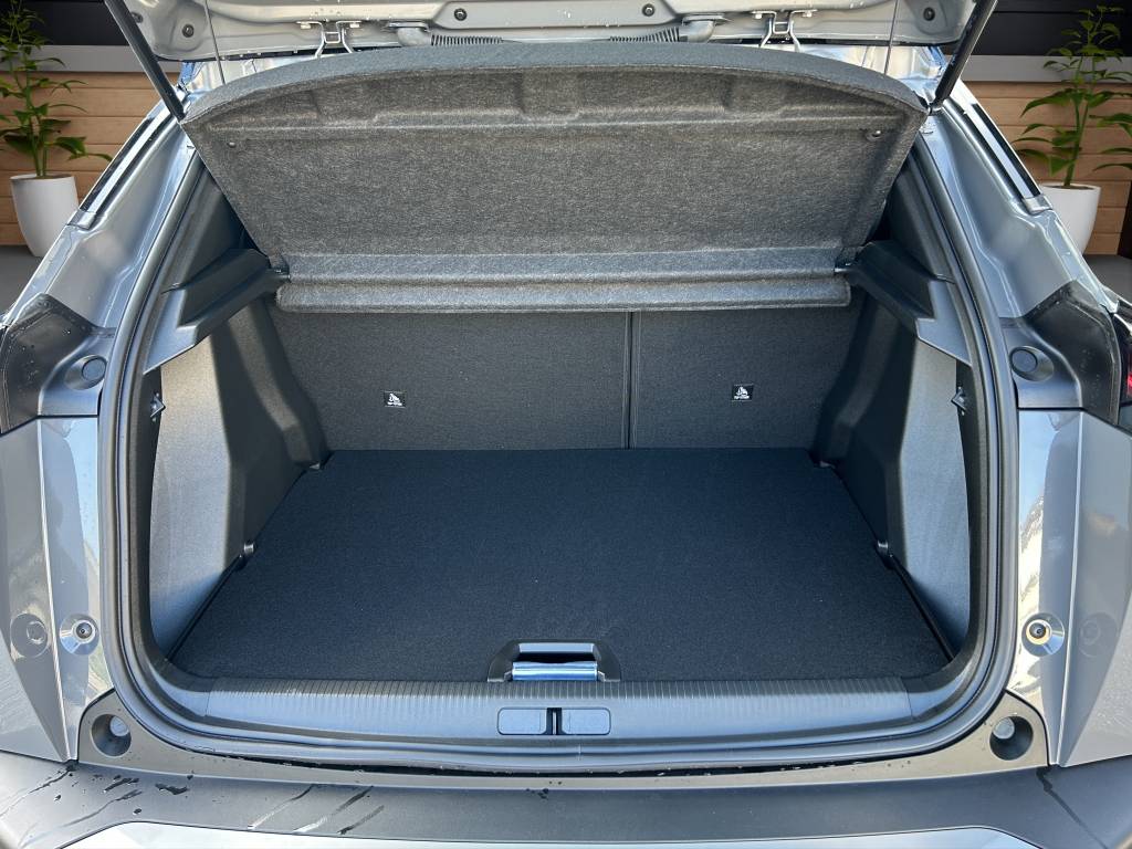 PEUGEOT 2008 1.2 145 MHEV GT-image-11