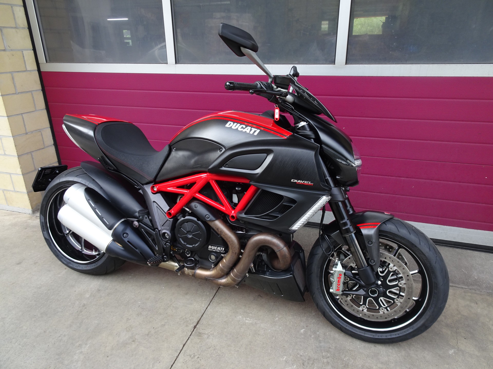 DUCATI Diavel 1200 Carbon-showroom-element-2