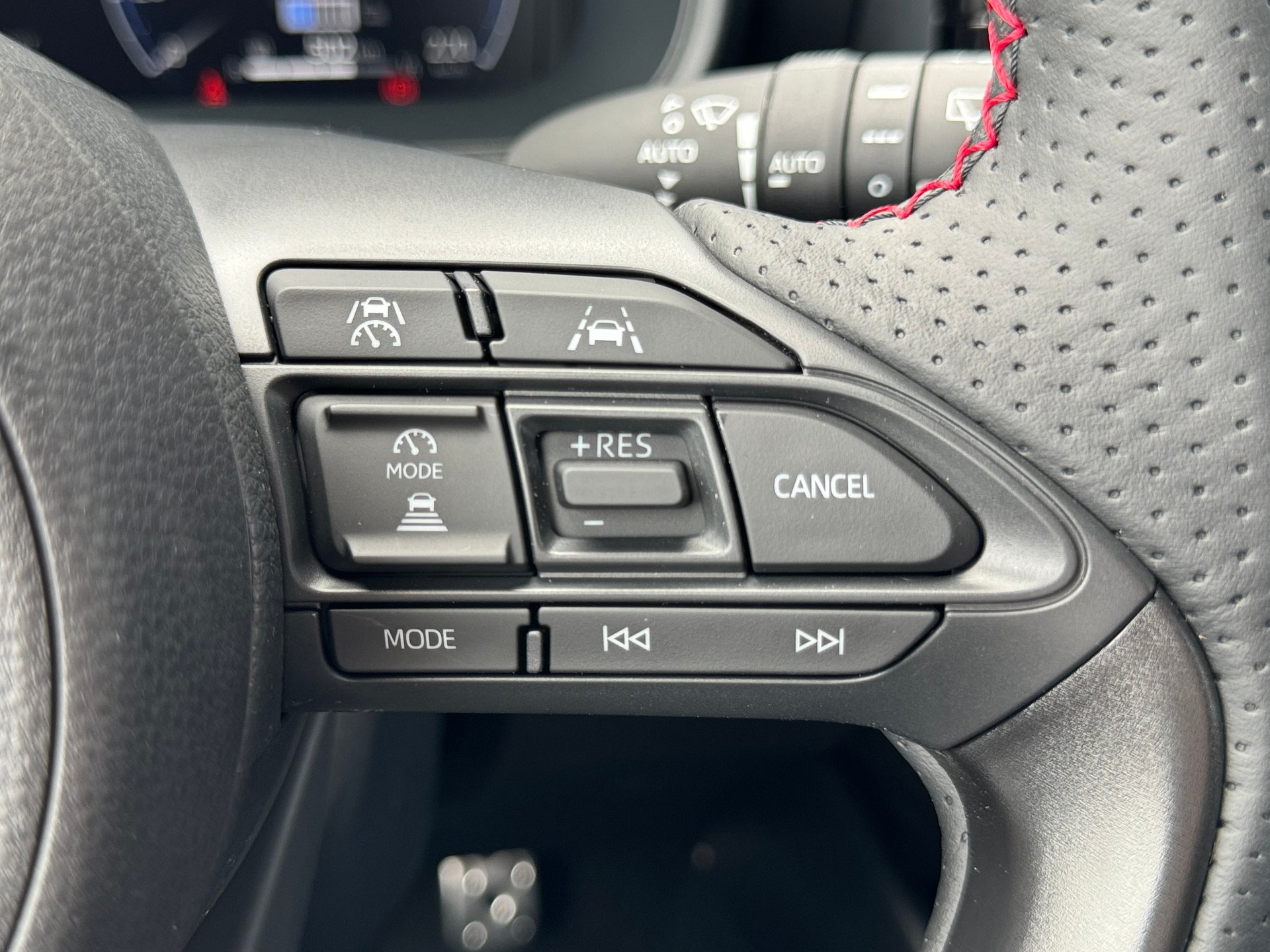 TOYOTA Yaris 1.5 GR Sport e-CVT-image-17