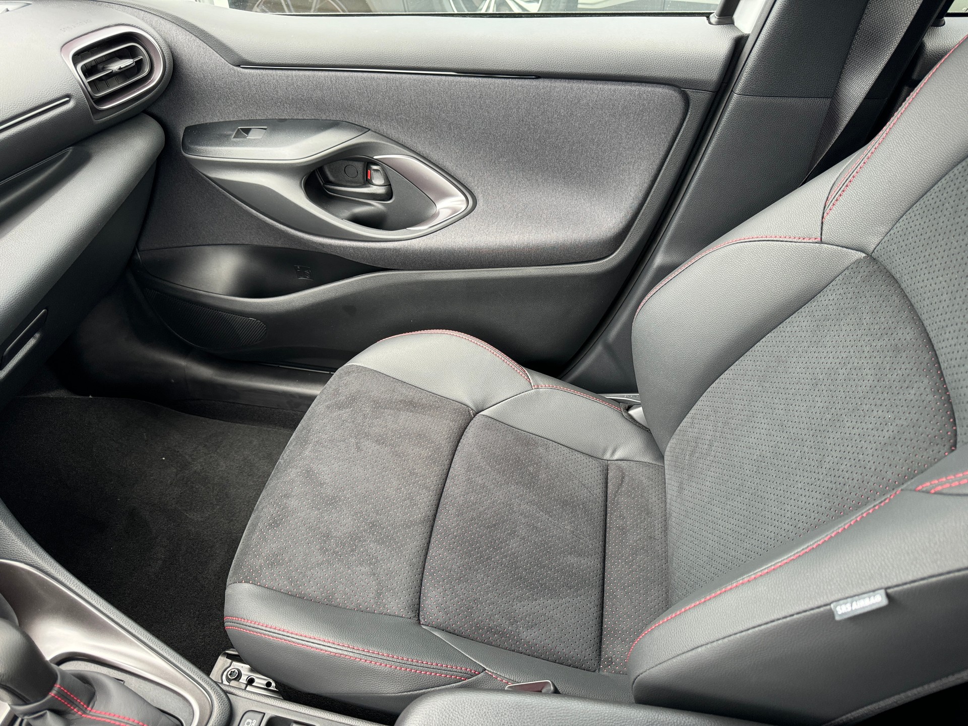TOYOTA Yaris 1.5 GR Sport e-CVT-image-12