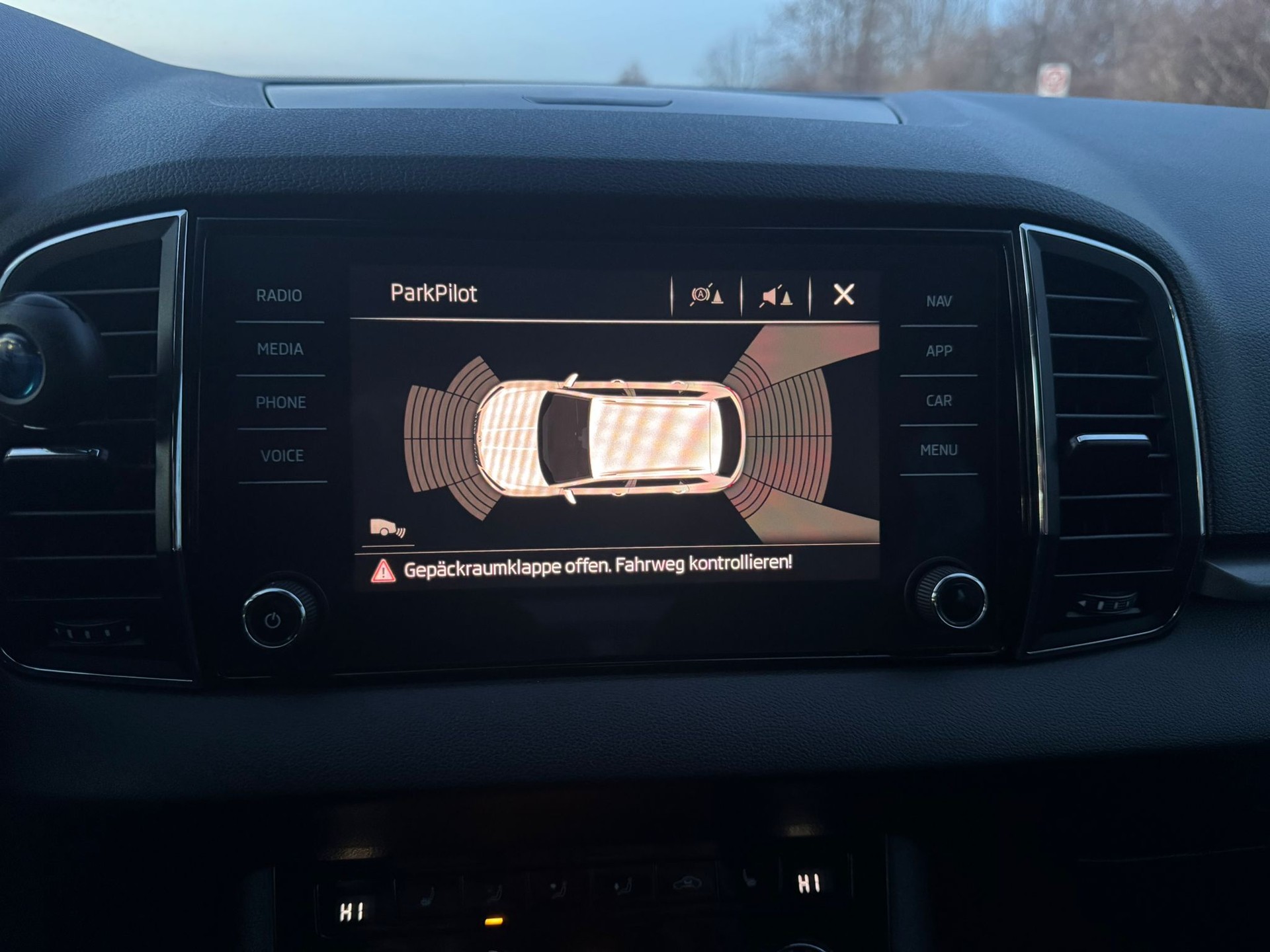 SKODA Karoq 1.0 TSI Ambition-image-25