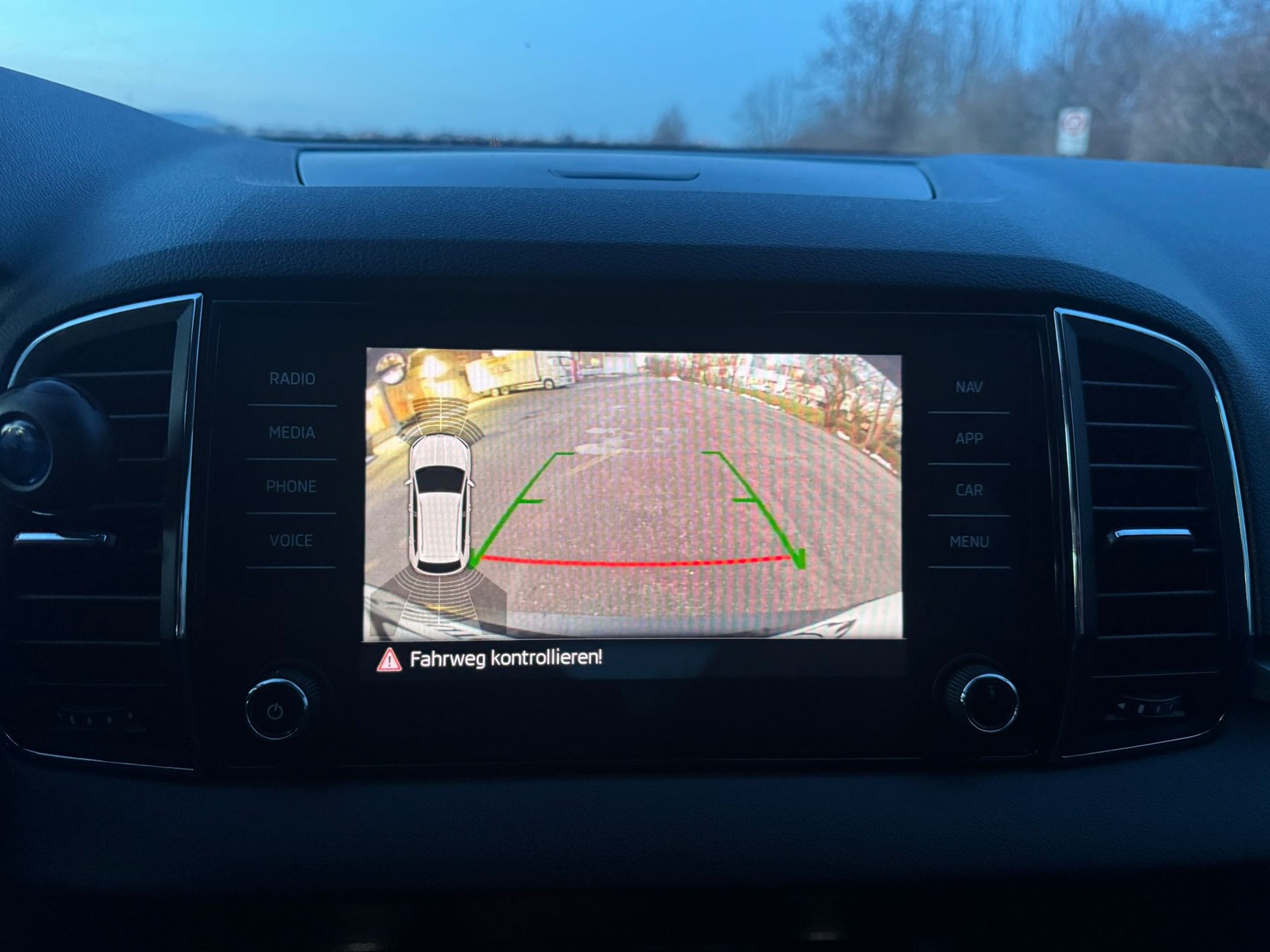SKODA Karoq 1.0 TSI Ambition-image-26