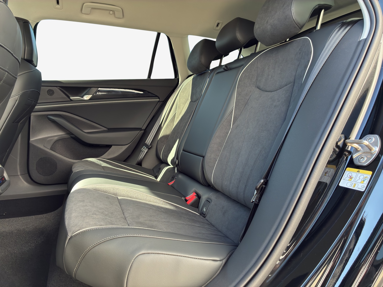 VW Passat Variant 2.0 TDI evo Business 4 Motion DSG-image-11