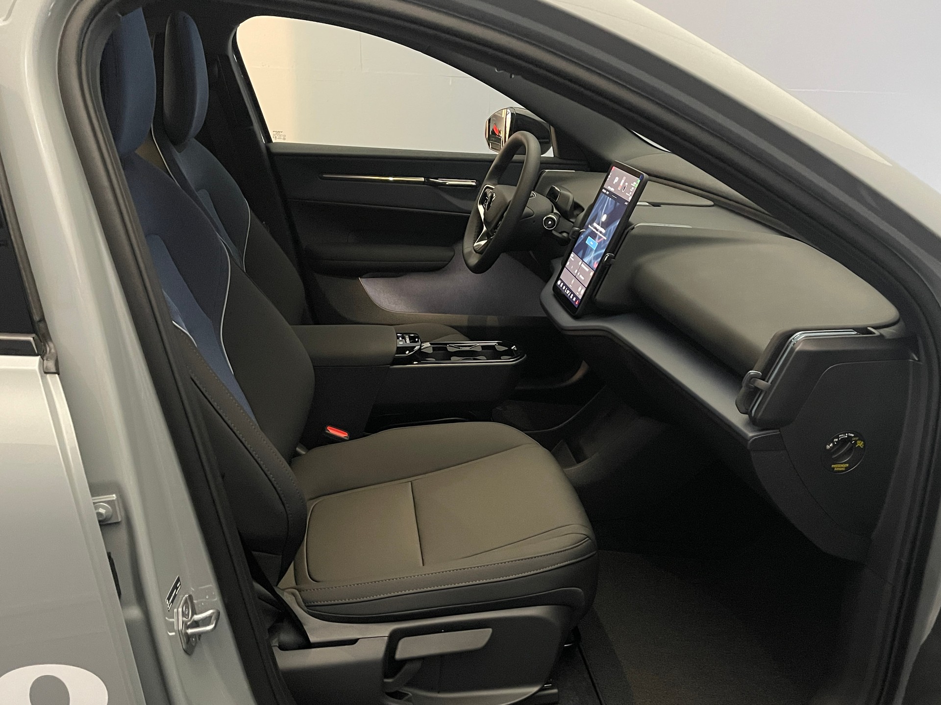 VOLVO EX30 E60 Core WORKER-image-9