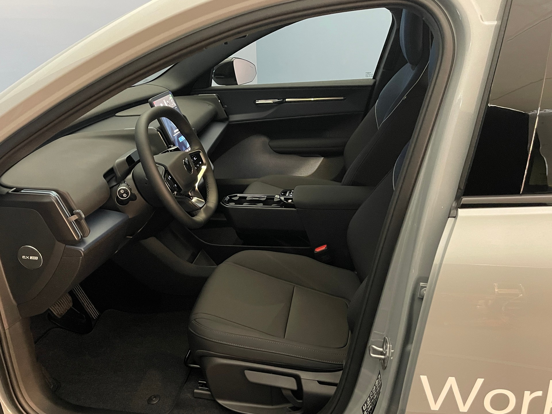 VOLVO EX30 E60 Core WORKER-image-6