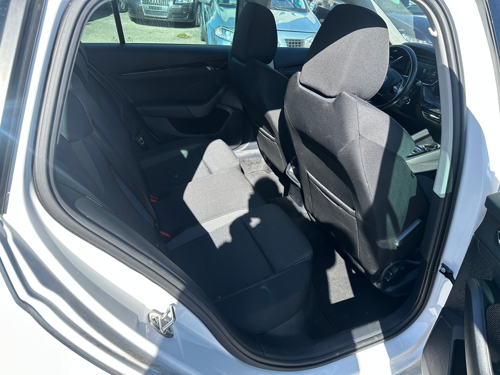 SKODA Octavia Combi 2.0 TDI DSG Style-image-6