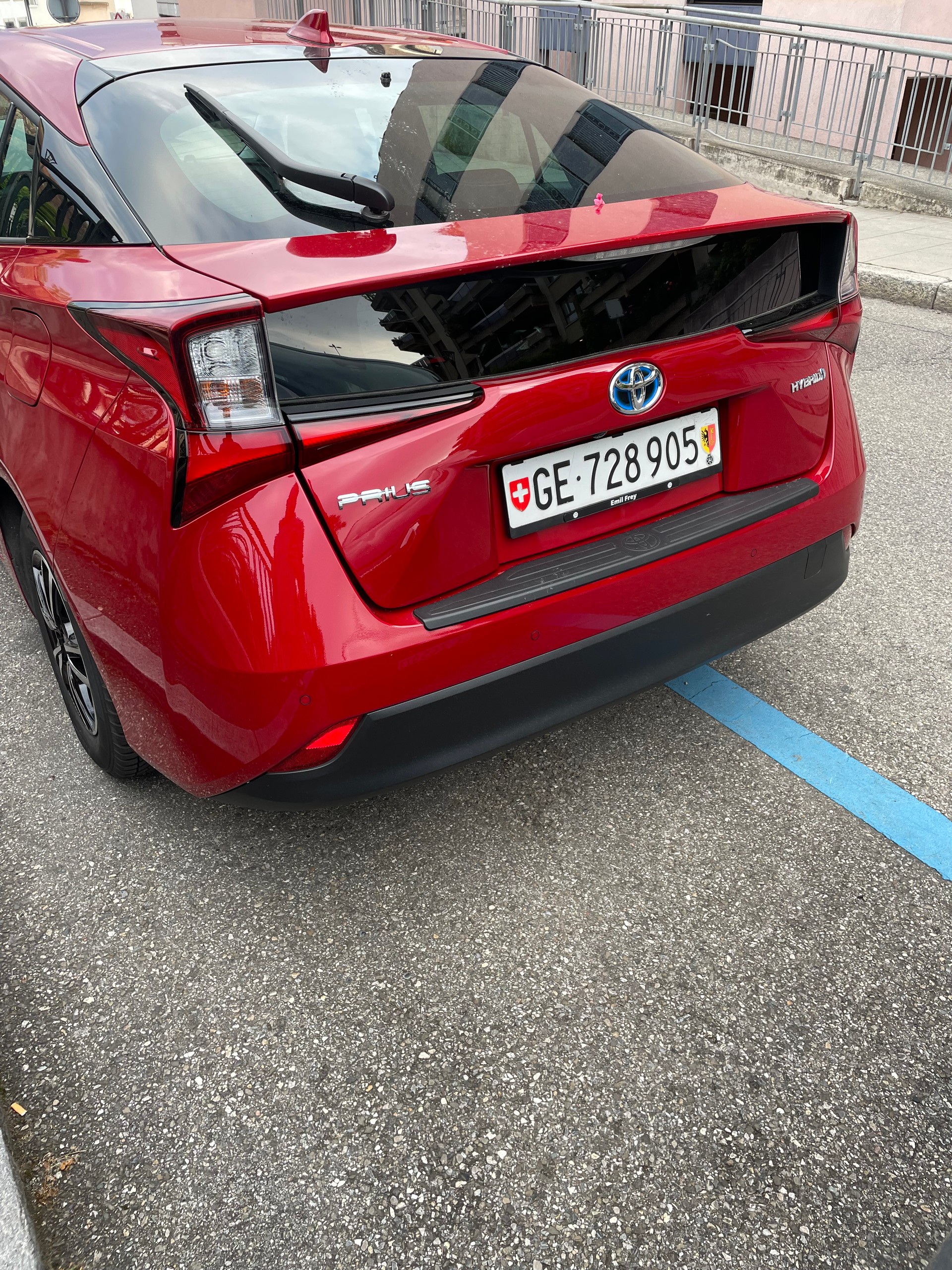TOYOTA Prius 1.8 VVT-i HSD AWD-i Premium-image-1