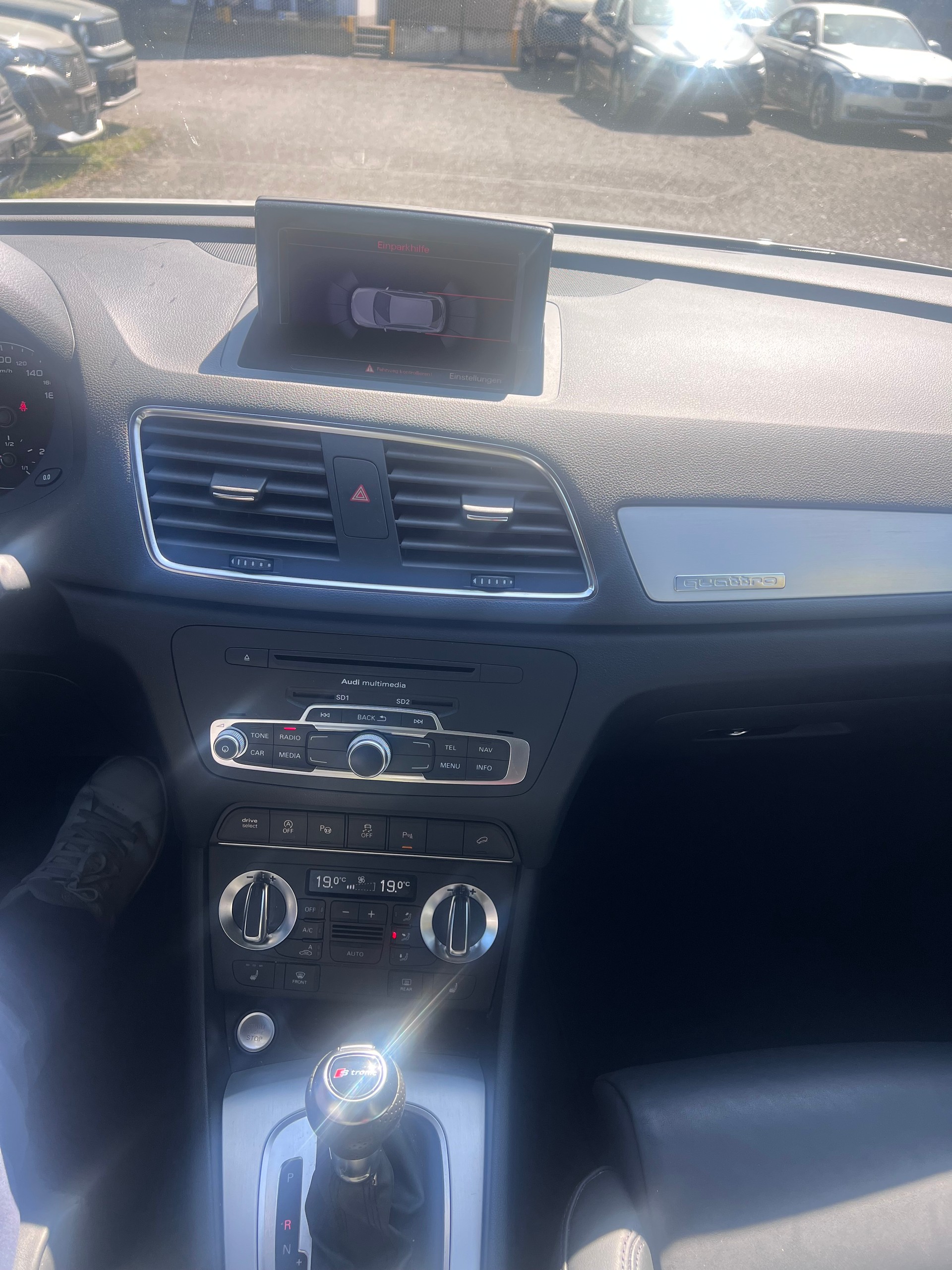 AUDI Q3 2.0 TFSI quattro S-tronic-image-13