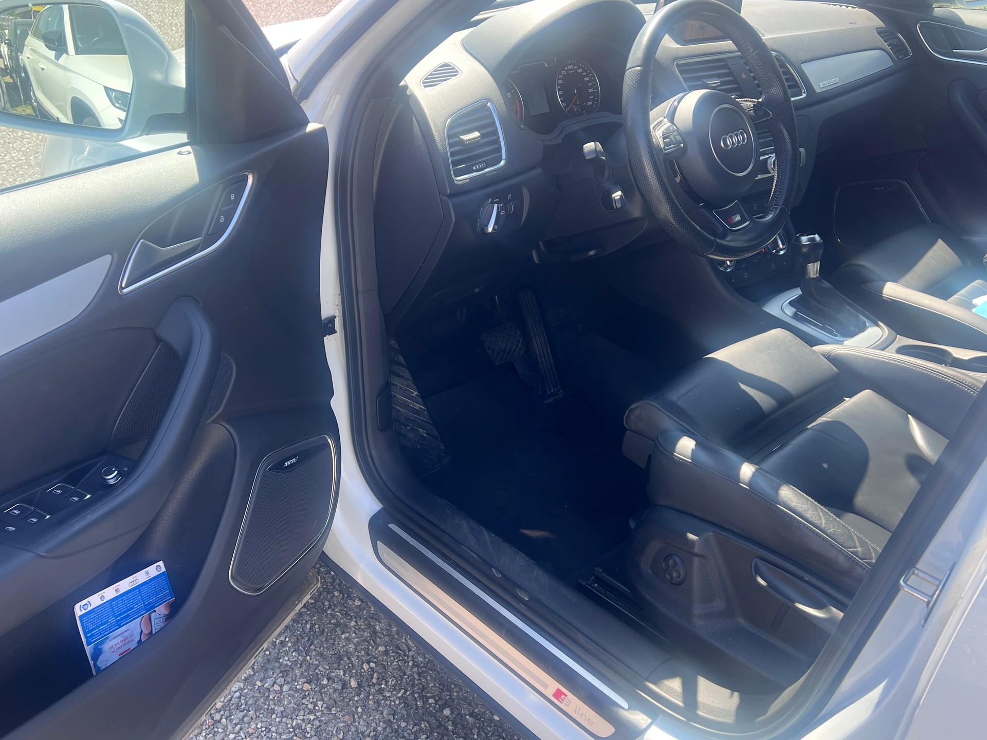 AUDI Q3 2.0 TFSI quattro S-tronic-image-11