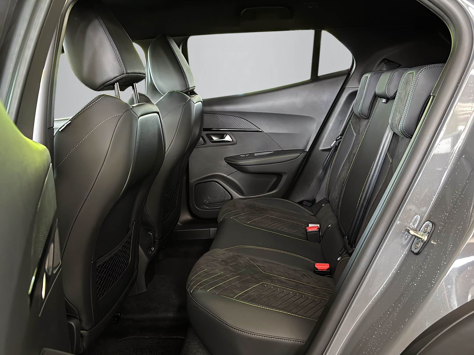 PEUGEOT 2008 1.2 Hybrid 145 GT-image-6