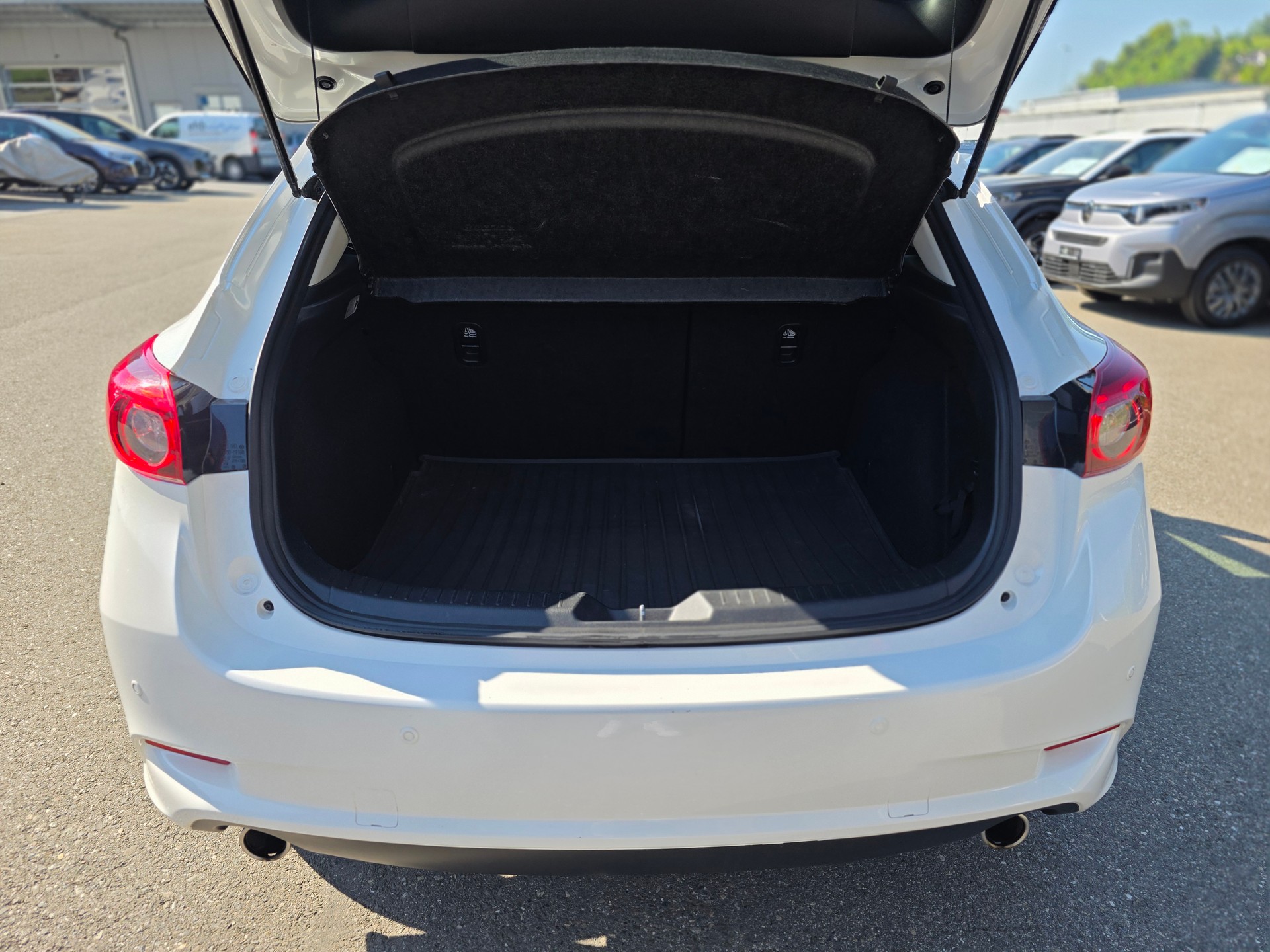 MAZDA 3 SKYACTIV-D 150 Revolution-image-8