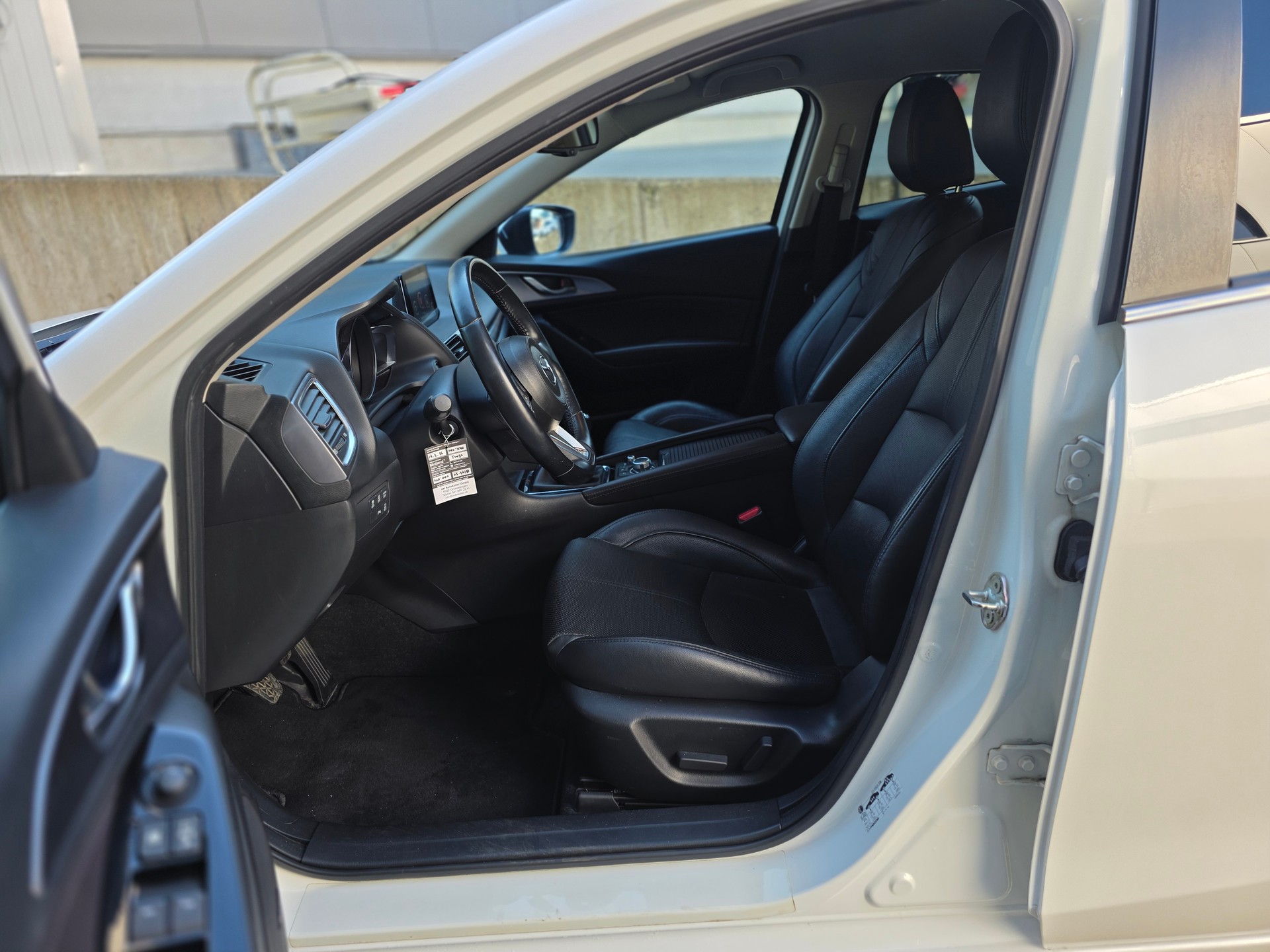 MAZDA 3 SKYACTIV-D 150 Revolution-image-9