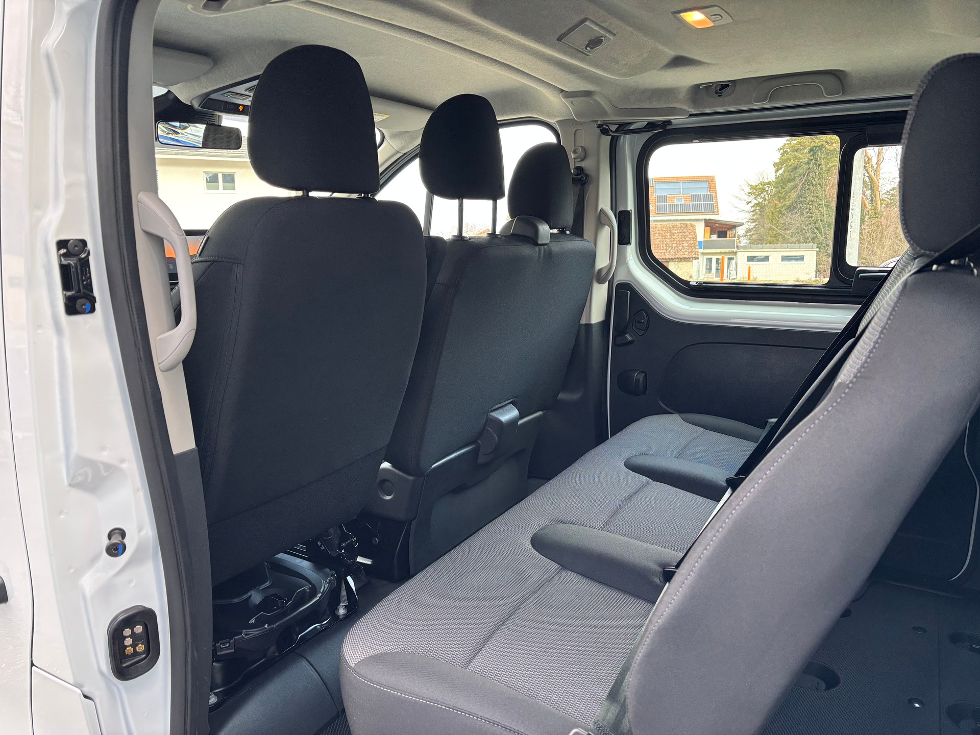 NISSAN Primastar 150 3.0L2H1 N-Connecta 9 Plätze-image-9