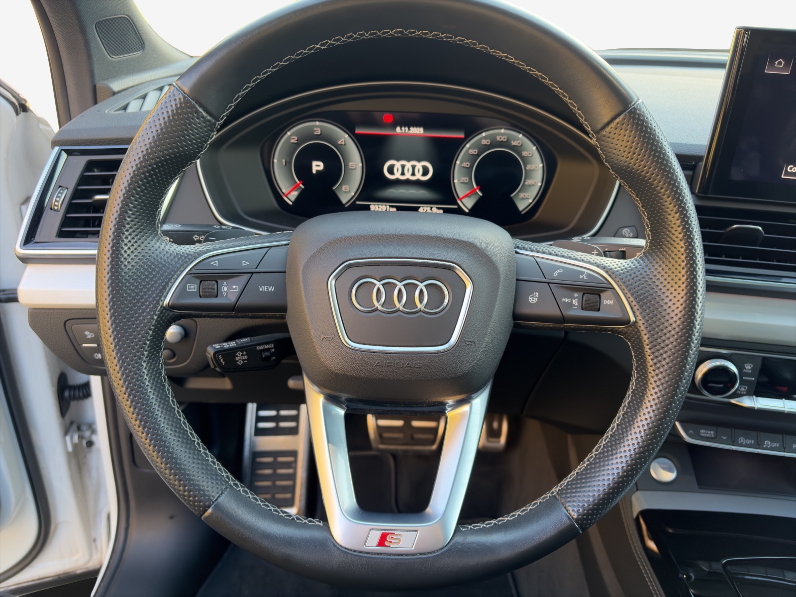 AUDI Q5 40 TDI Black Edition quattro S-tronic-image-9