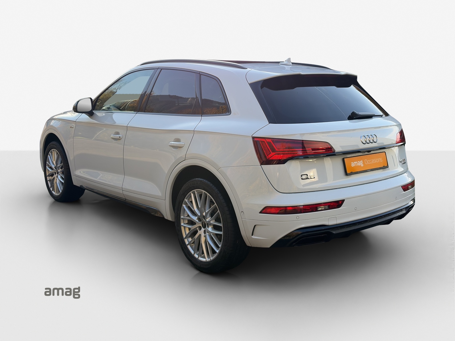 AUDI Q5 40 TDI Black Edition quattro S-tronic-image-2