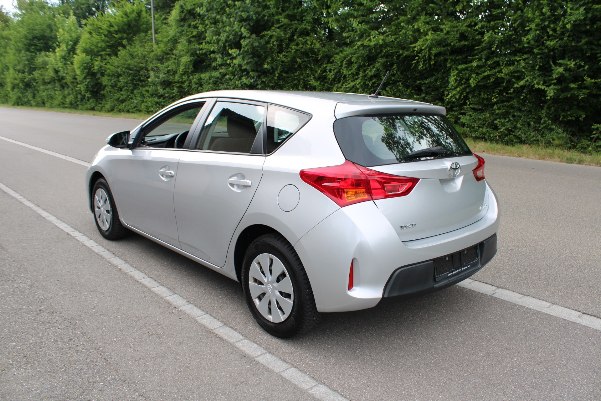 TOYOTA Auris 1.6 Luna-showroom-element-1