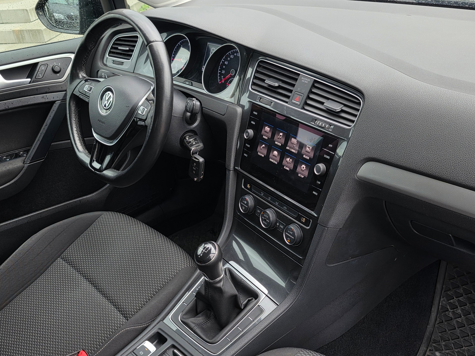 VW Golf 2.0 TDI Comfortline ** Frisch ab MFK**-image-16