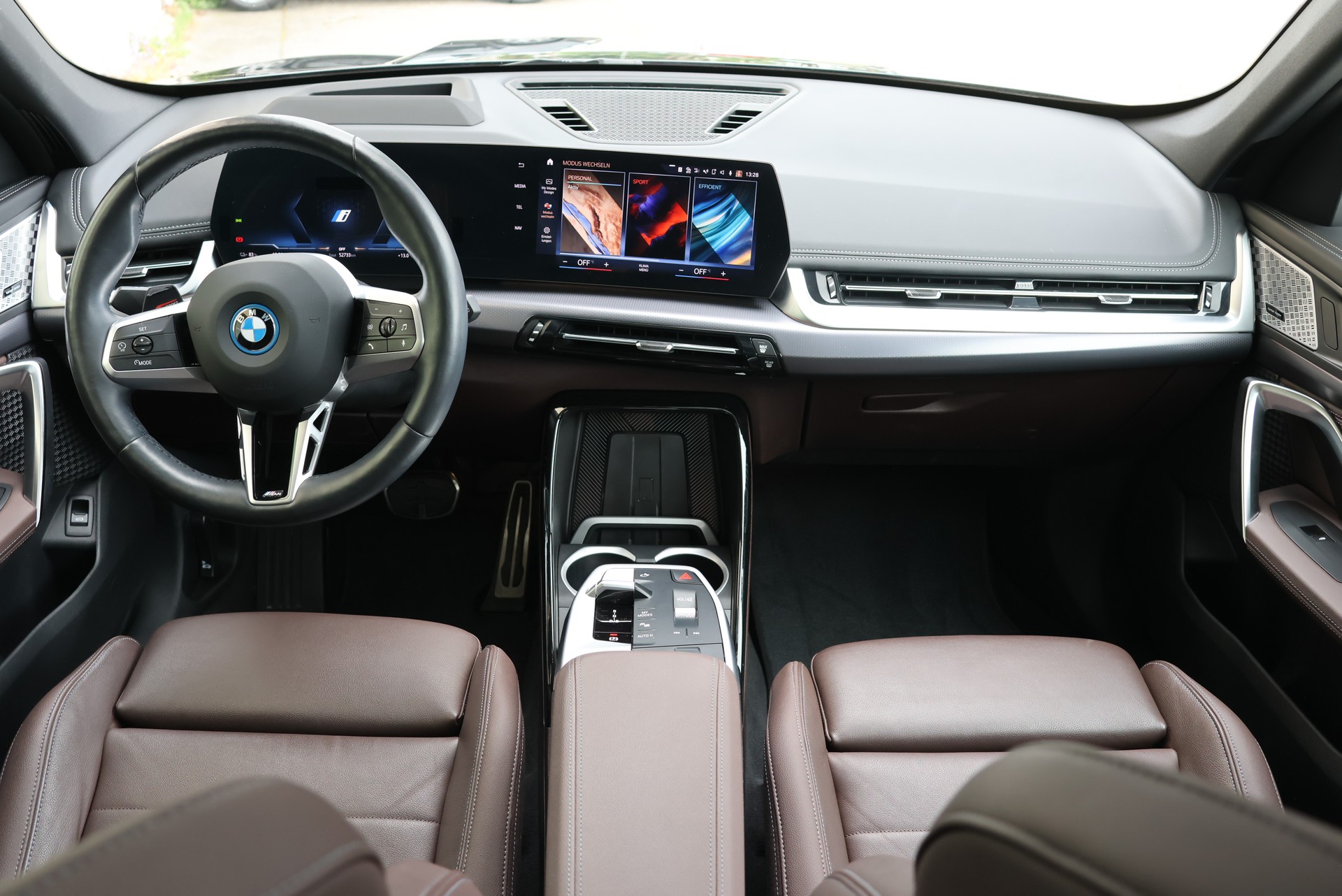 BMW iX1 xDrive 30 M Sport-image-12