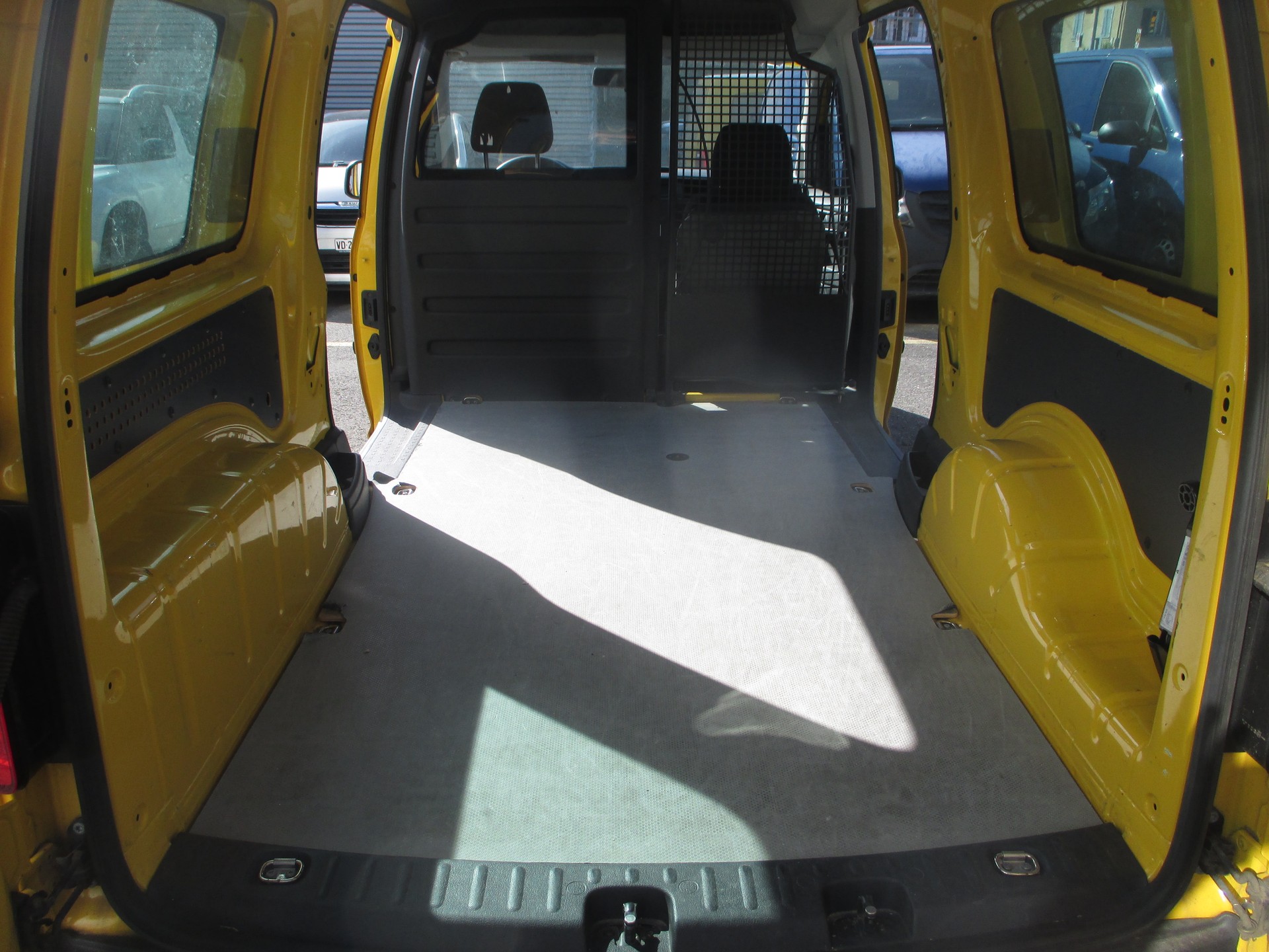 VW Caddy Maxi 1.0TSI BlueMotion Technology-image-12