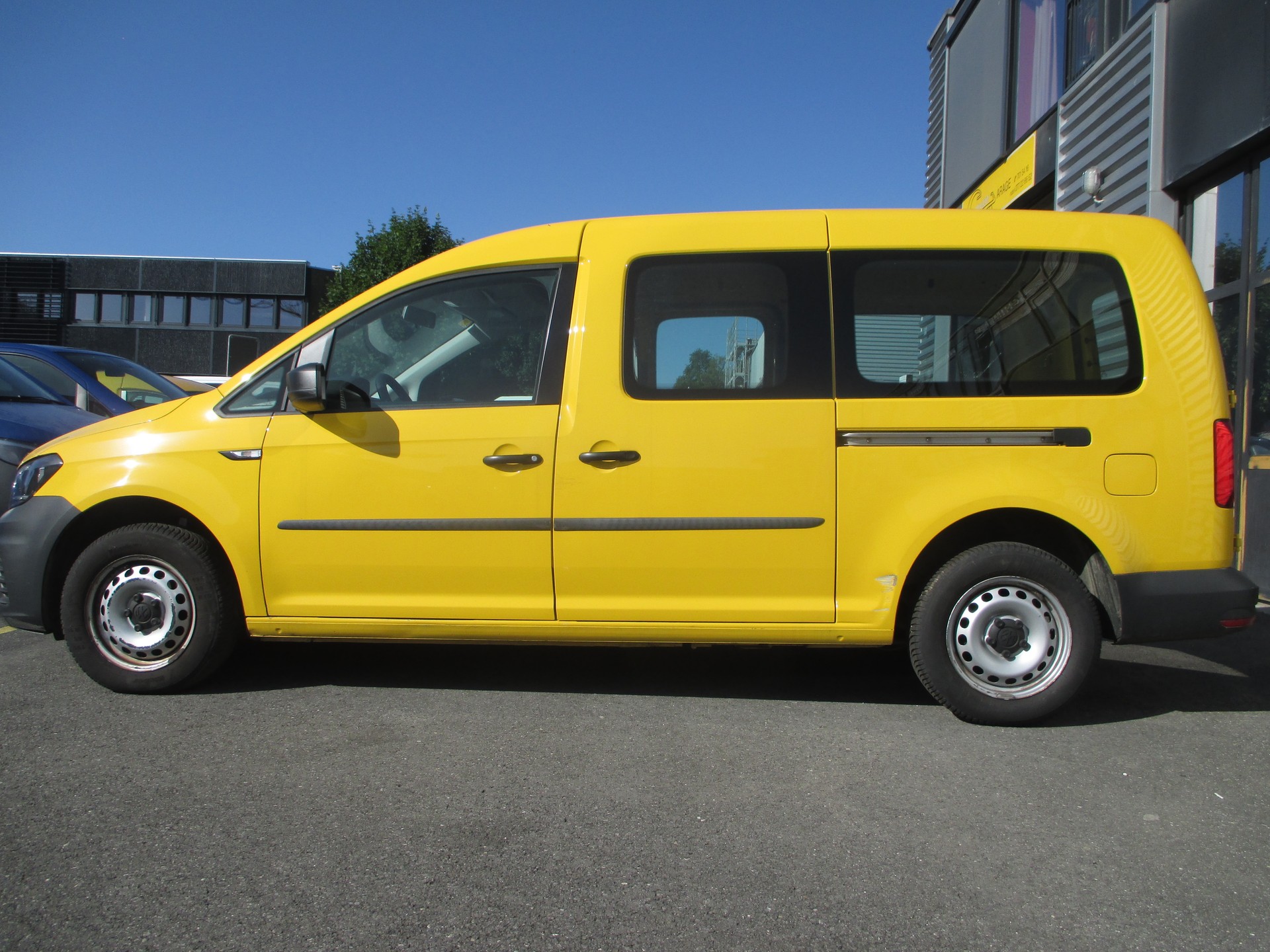 VW Caddy Maxi 1.0TSI BlueMotion Technology-image-7