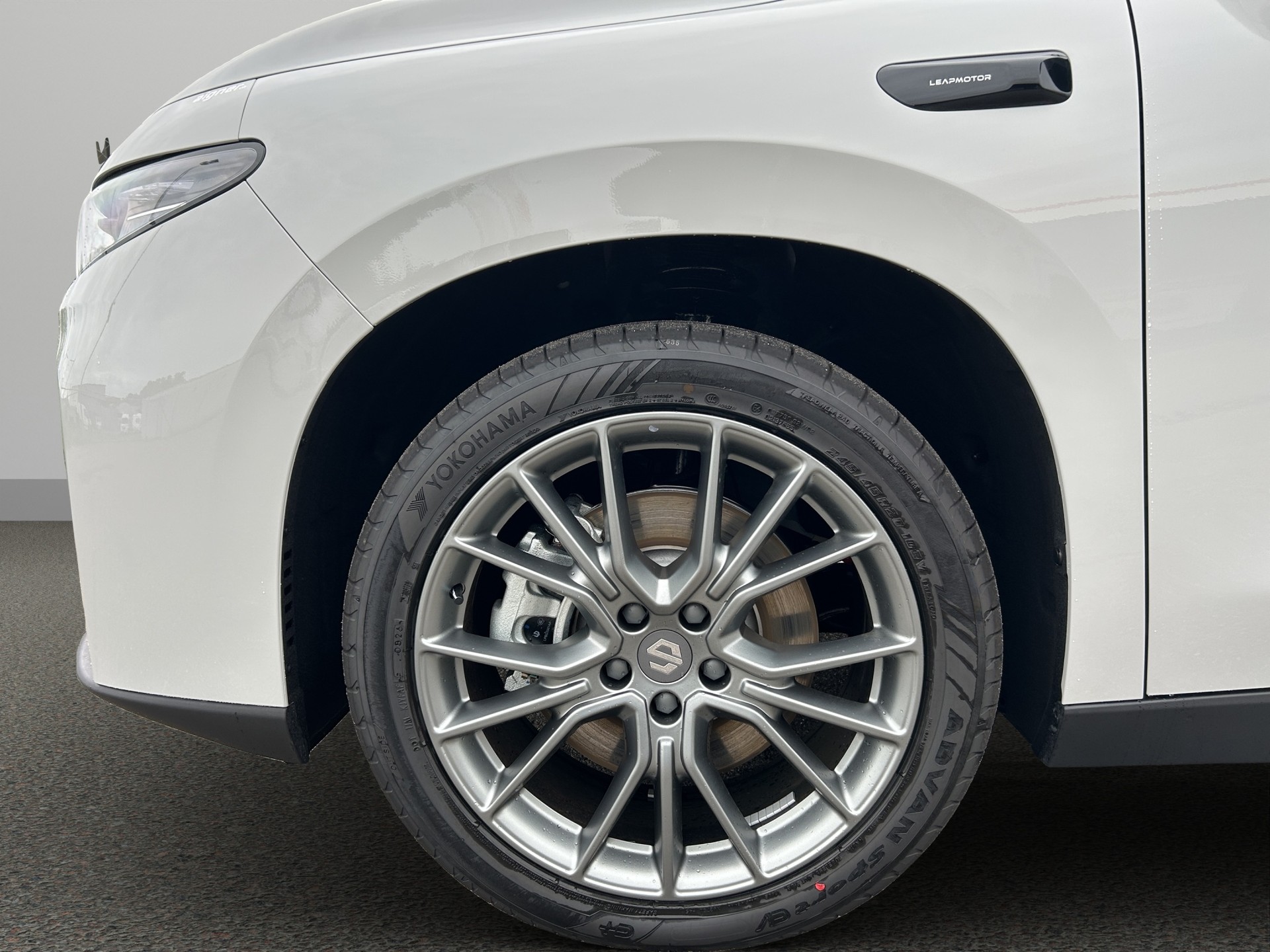 LEAPMOTOR C10 EV AWD-image-9