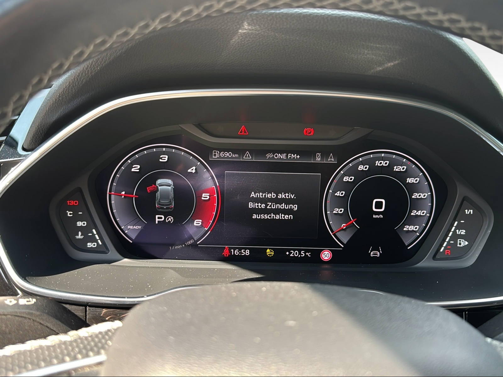 AUDI Q3 35 TDI Attraction quattro S-tronic-image-15