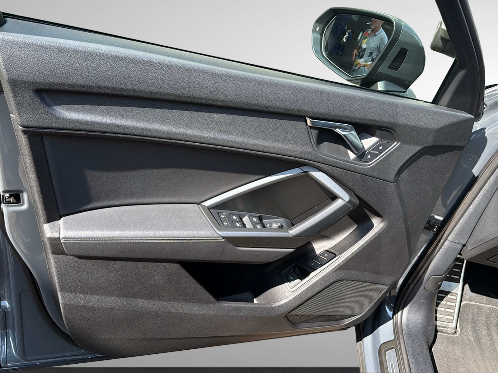 AUDI Q3 35 TDI Attraction quattro S-tronic-image-17