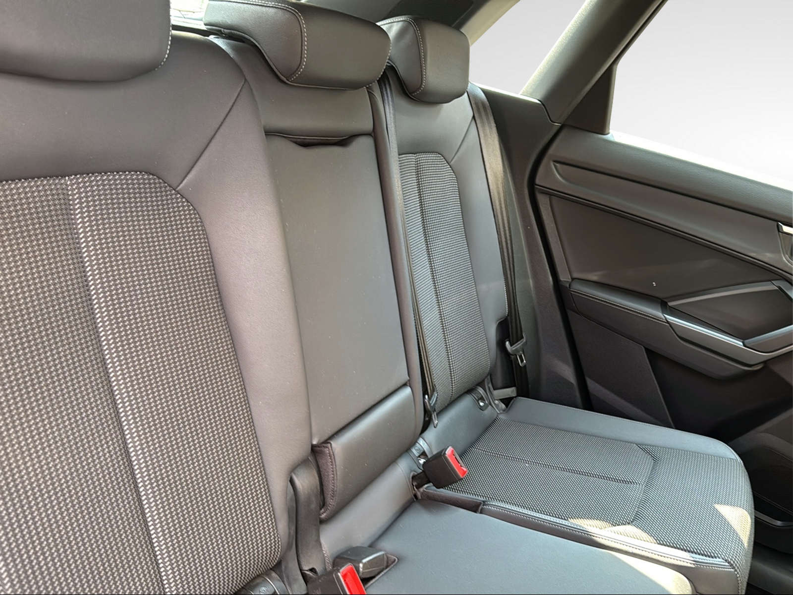 AUDI Q3 35 TDI Attraction quattro S-tronic-image-24