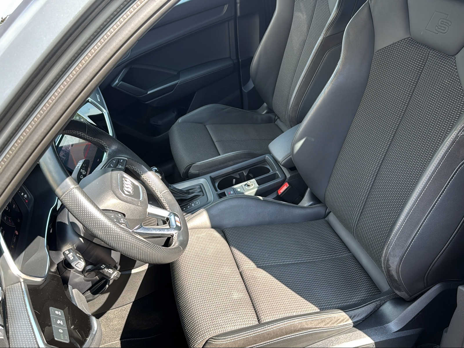 AUDI Q3 35 TDI Attraction quattro S-tronic-image-11