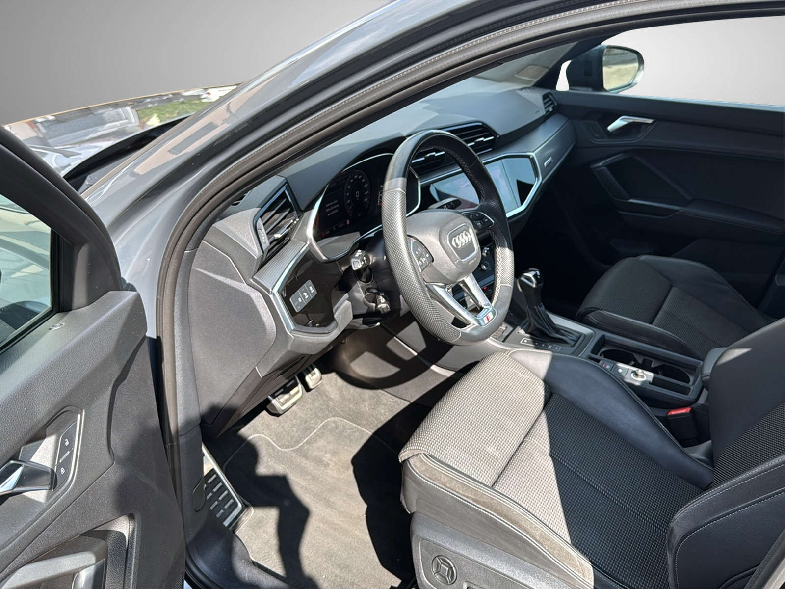 AUDI Q3 35 TDI Attraction quattro S-tronic-image-19