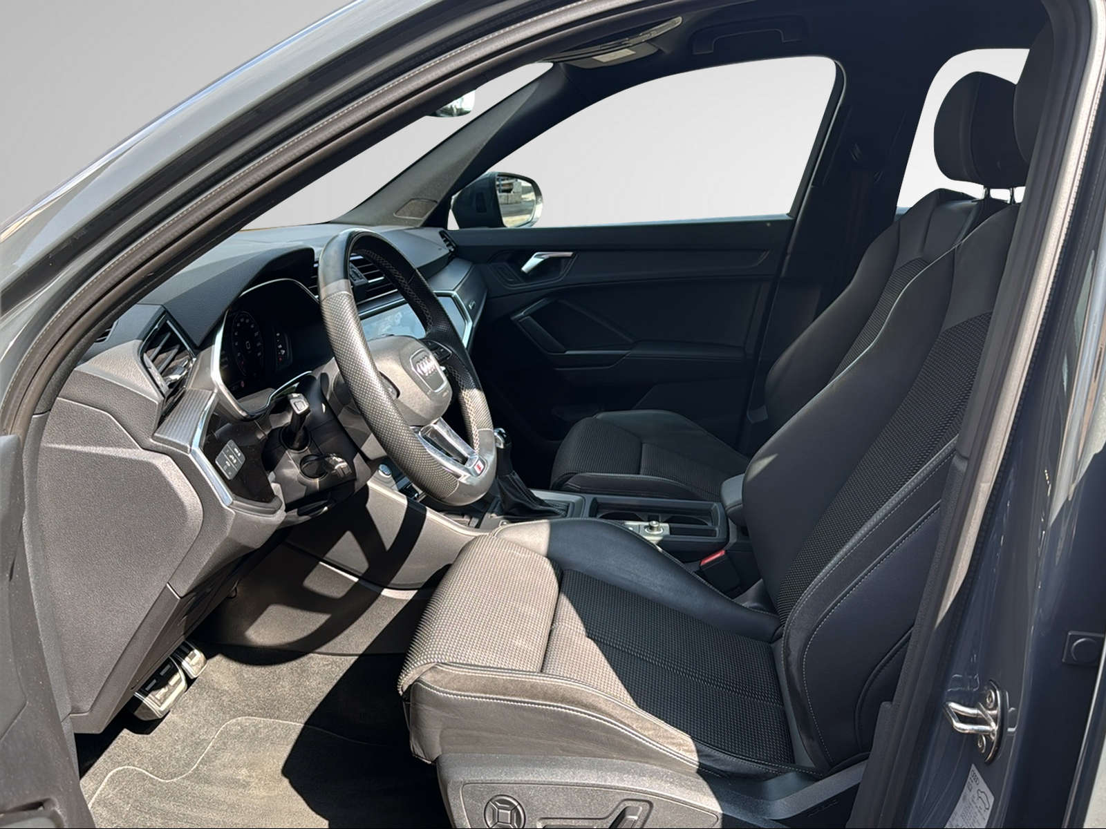 AUDI Q3 35 TDI Attraction quattro S-tronic-image-12