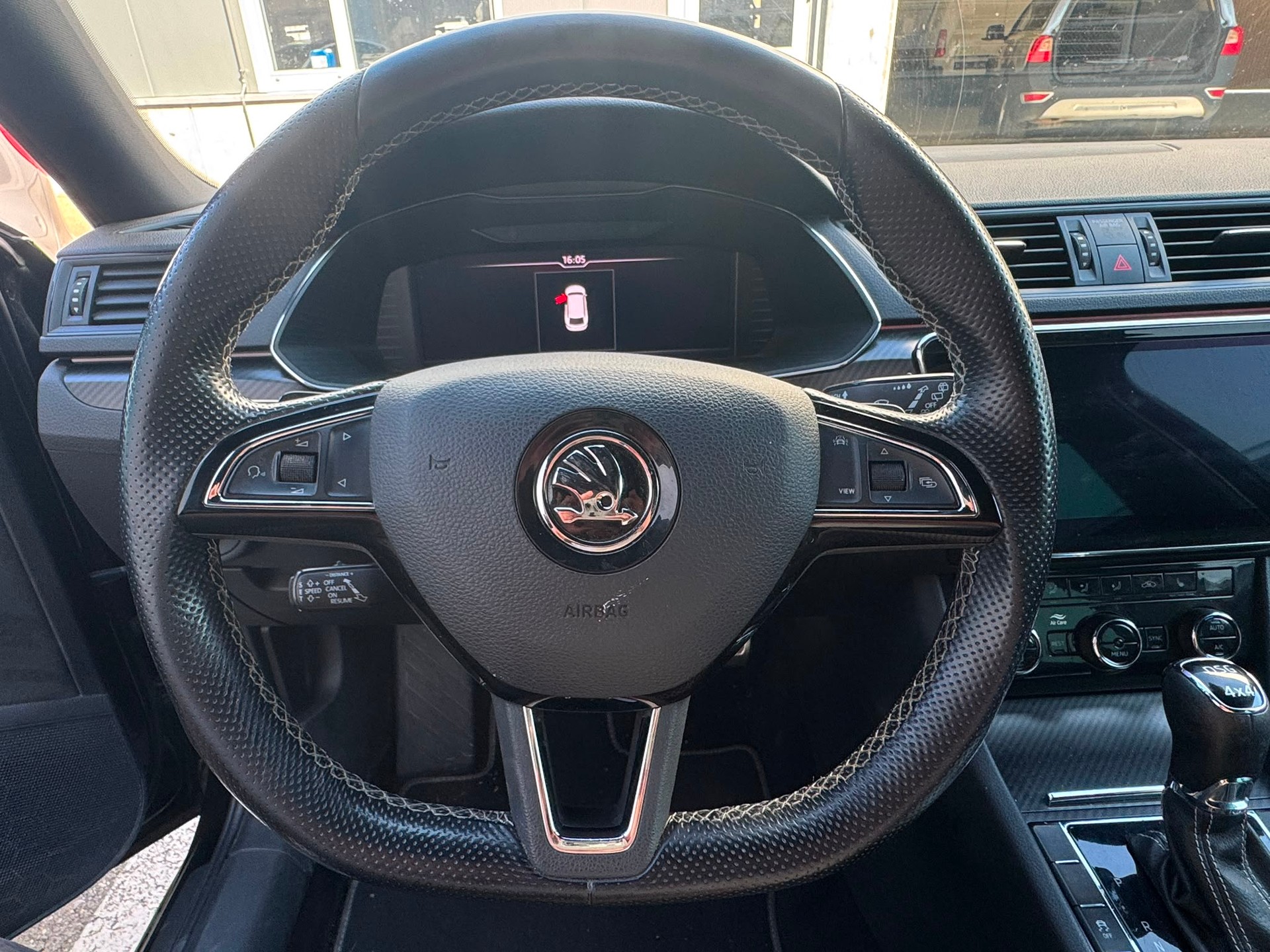SKODA Superb Combi 2.0 TDi SportLine 4x4 DSG-image-4