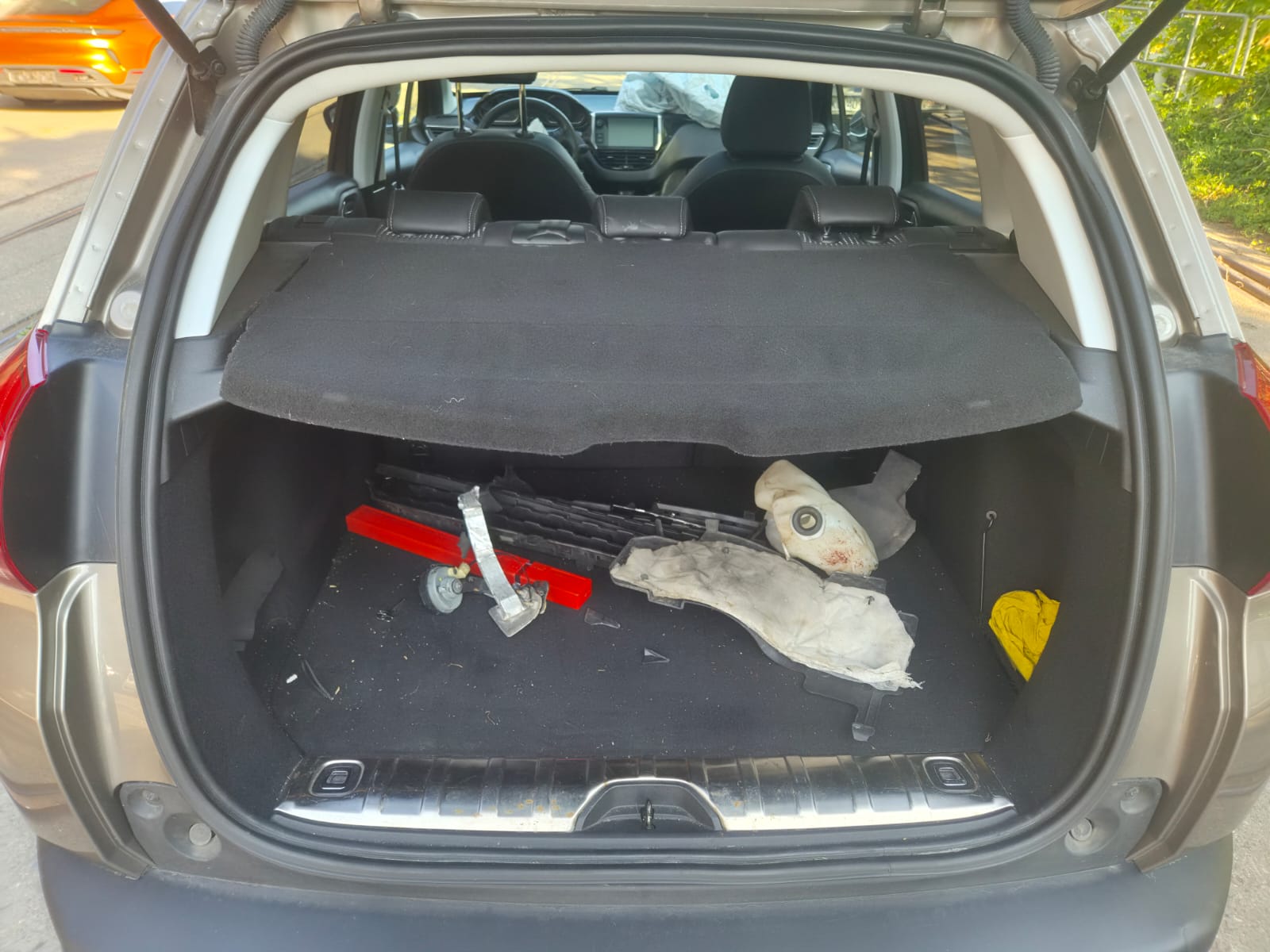 PEUGEOT 2008 1.2 PureTech Allure EAT6-image-8