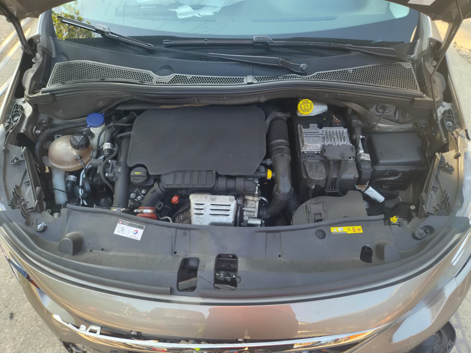 PEUGEOT 2008 1.2 PureTech Allure EAT6-image-9