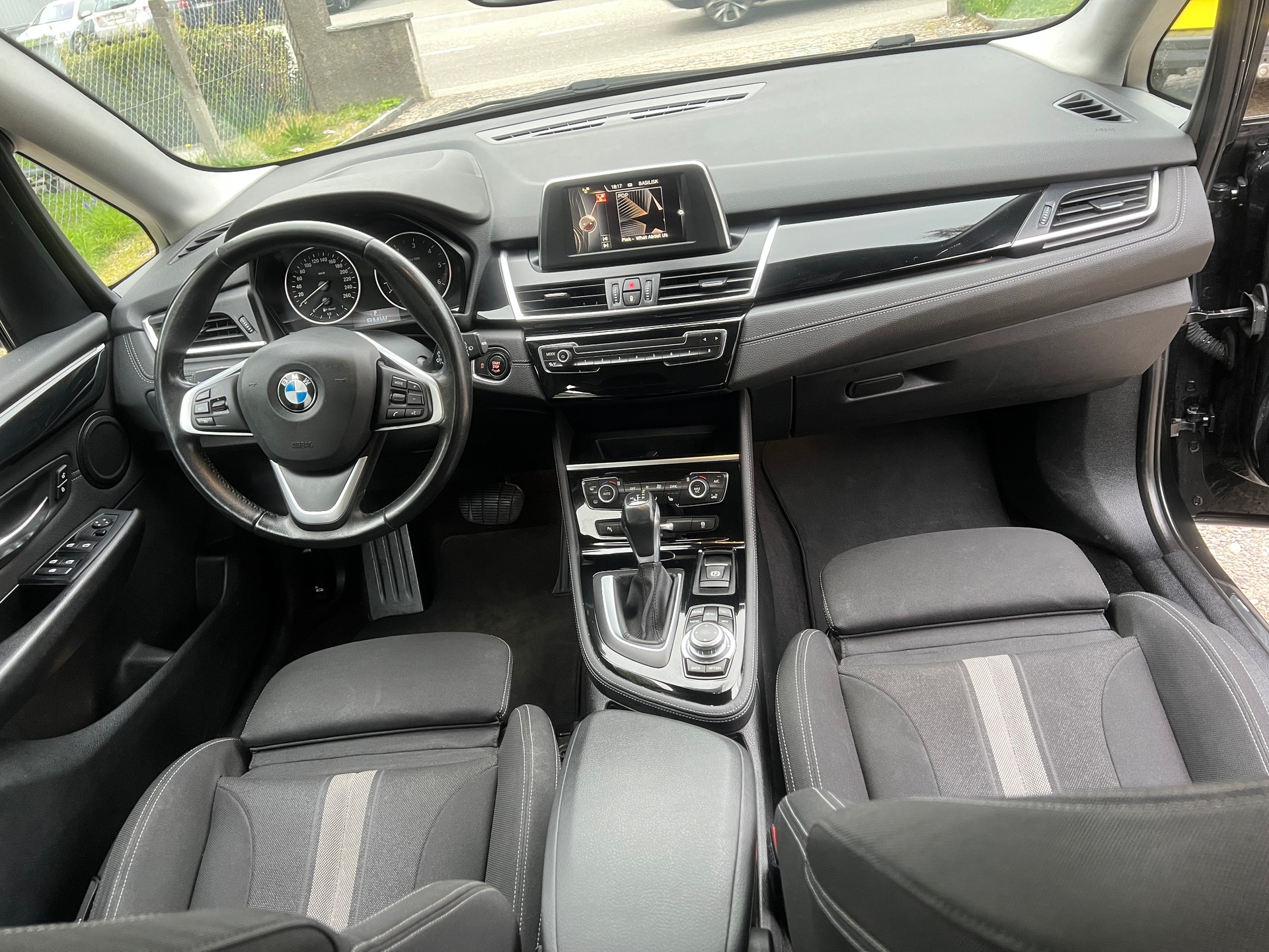 BMW 220d xDrive Active Tourer Steptronic-image-12