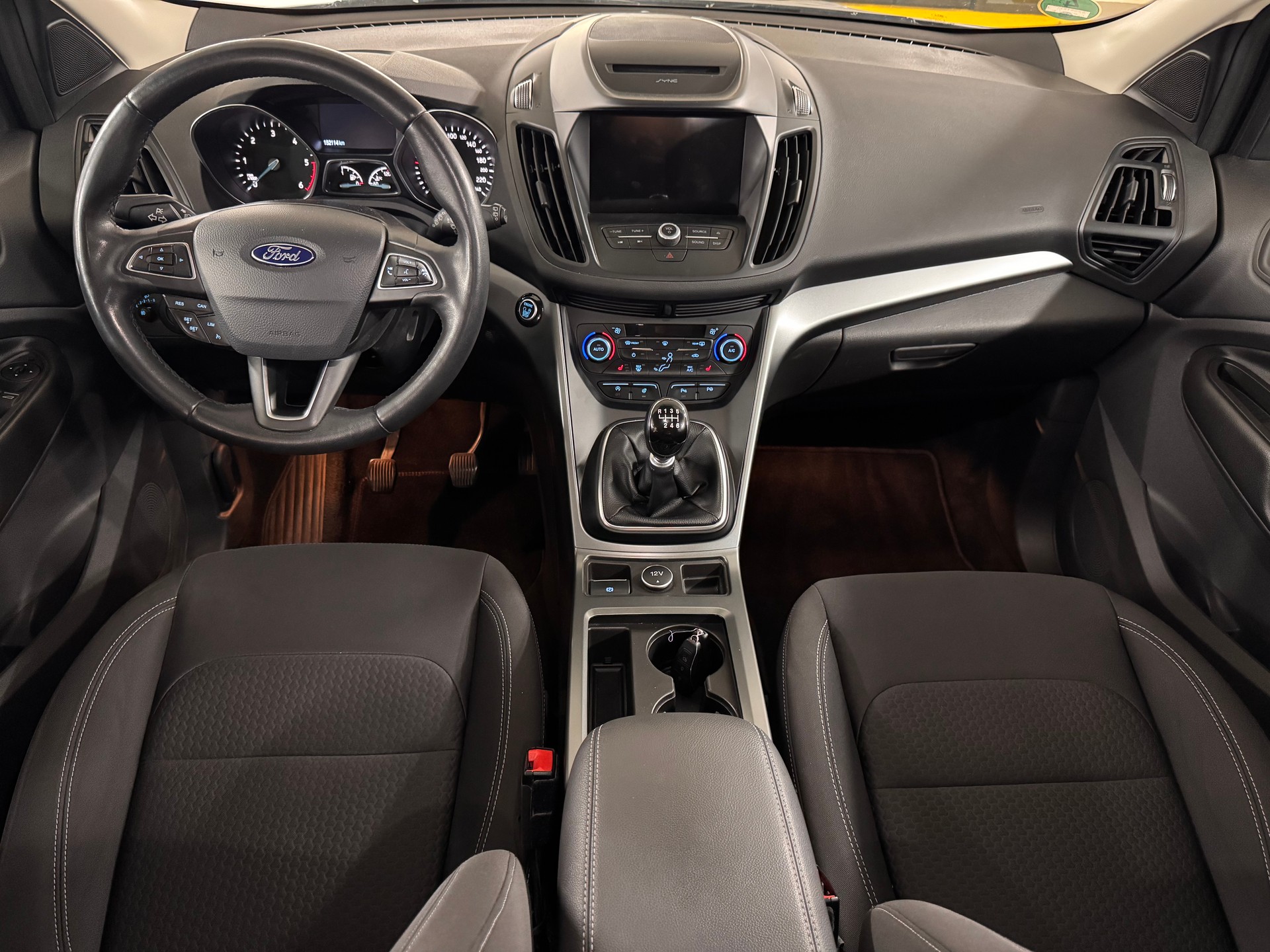 FORD Kuga 1.5 TDCi Vignale 2WD-image-10
