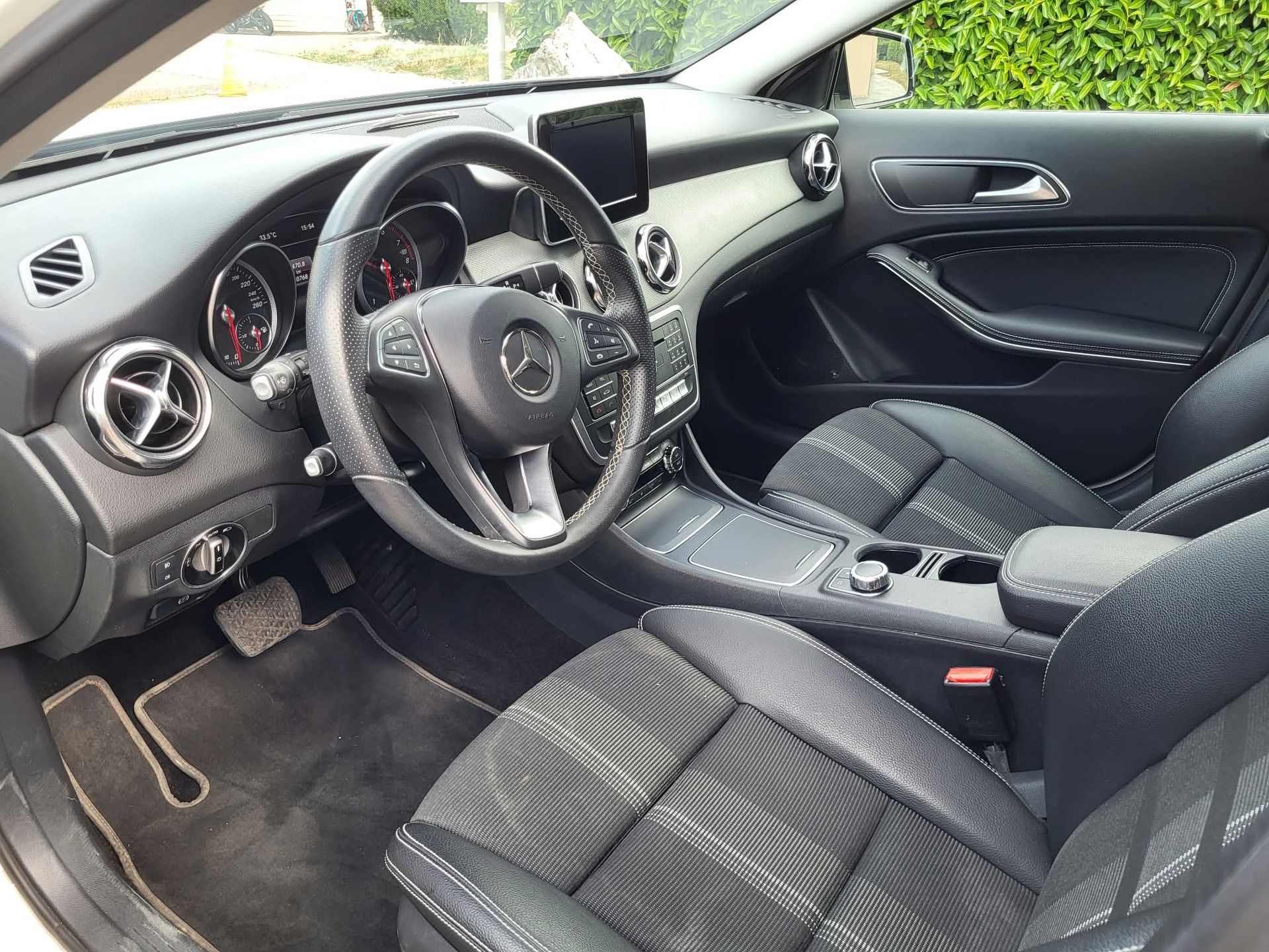 MERCEDES-BENZ GLA 200-image-2